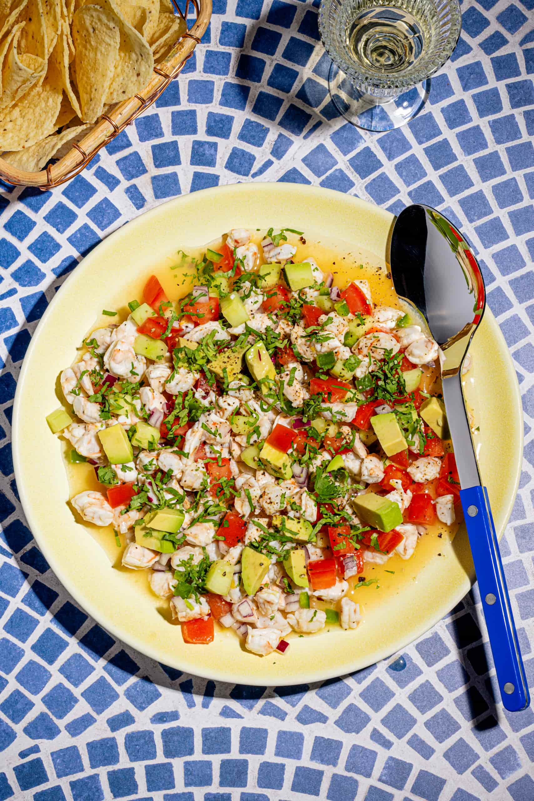 Ceviche de crevettes facile avec avocat servi froid aux agrumes et coriandre