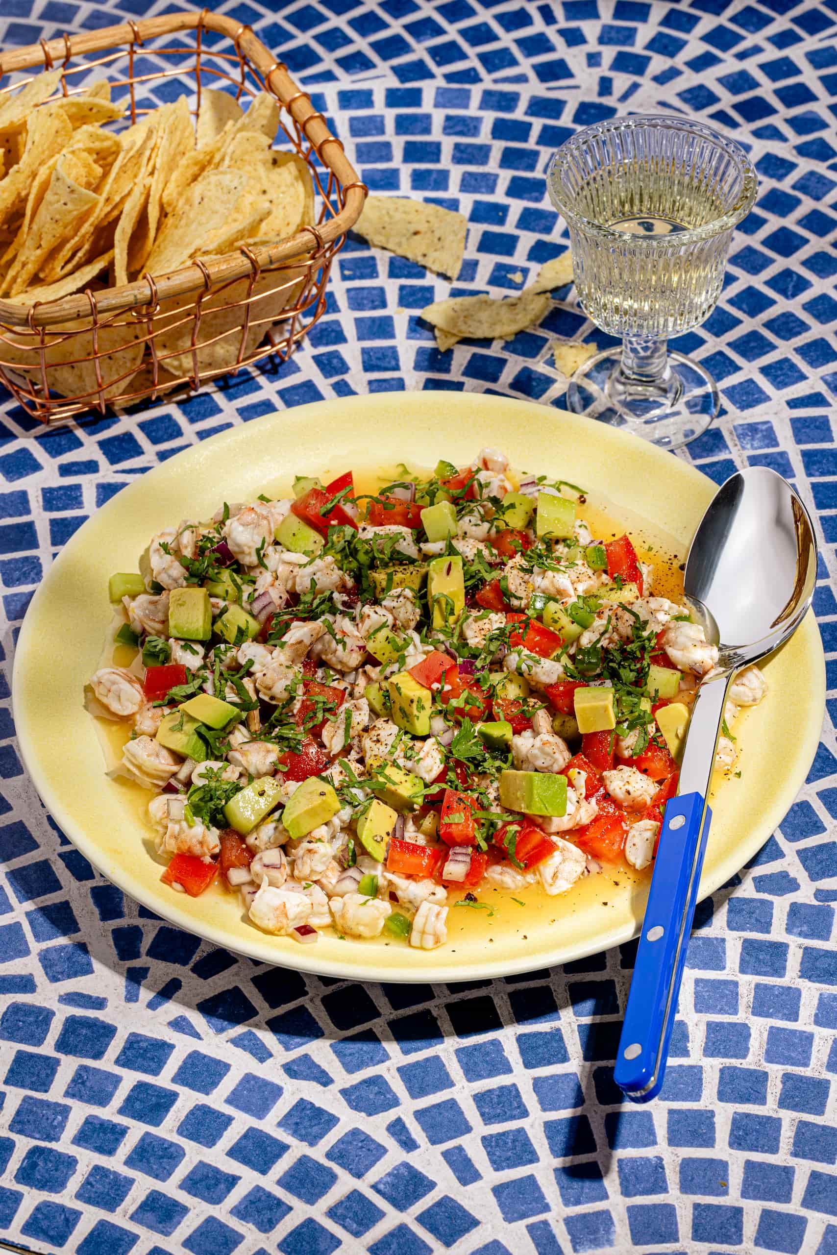 Ceviche de crevettes facile avec avocat servi froid aux agrumes et coriandre