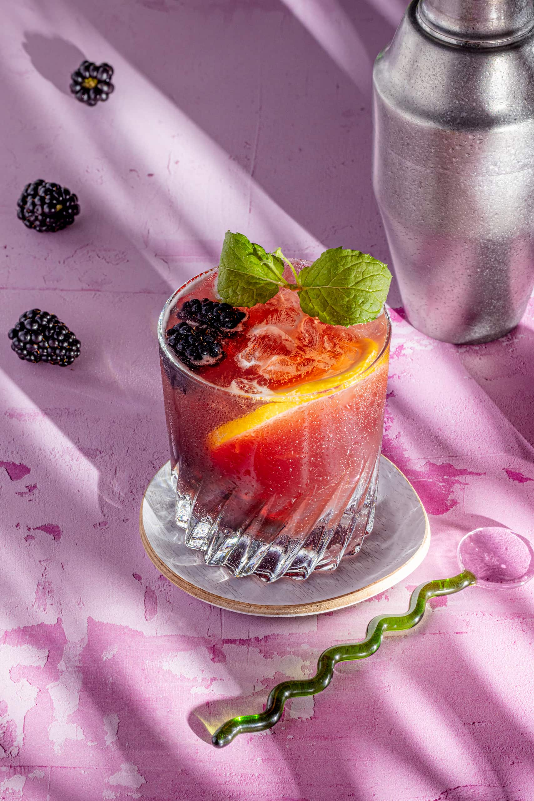 Cocktail Bramble classique au gin et crème de mûre servi sur glace concassée