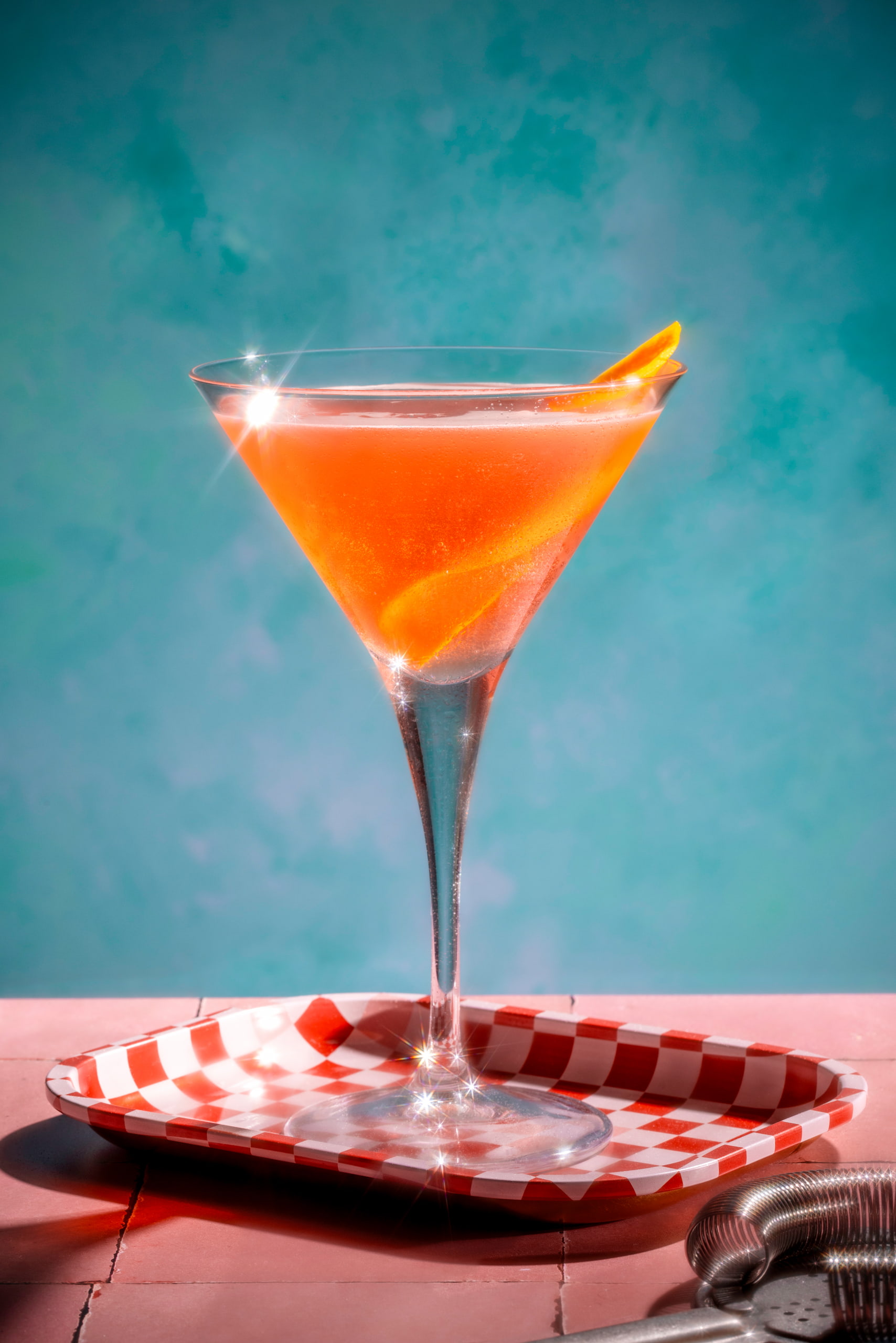 Cosmopolitain classique servi dans un verre à martini avec zeste d'orange