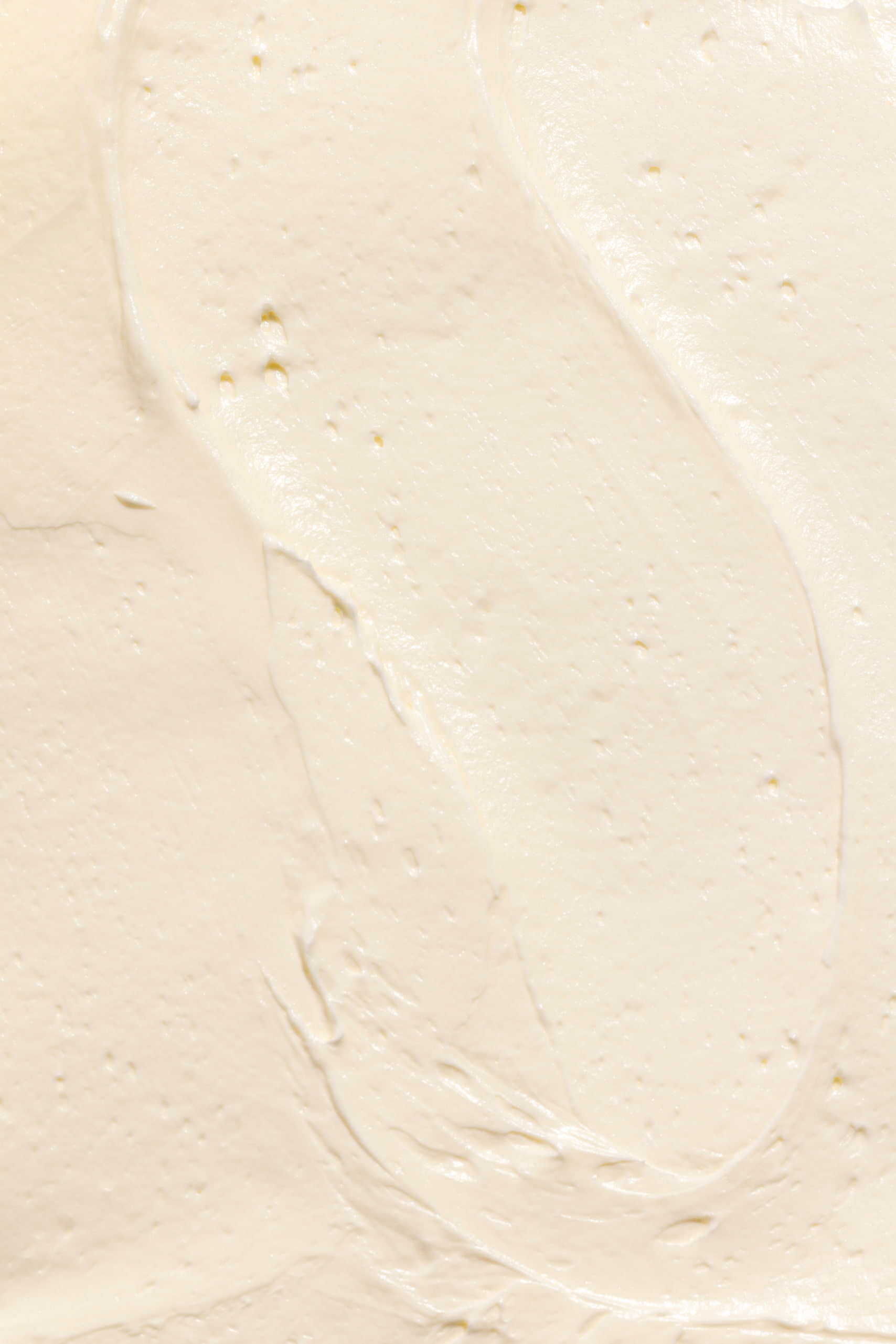 Crème au beurre meringue suisse à la vanille lisse et soyeuse pour glacer un gâteau