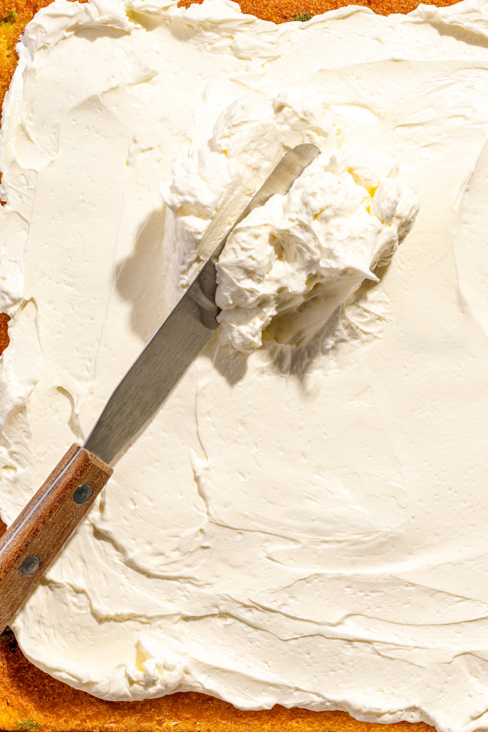 Crème au beurre meringue suisse à la vanille lisse et soyeuse pour glacer un gâteau