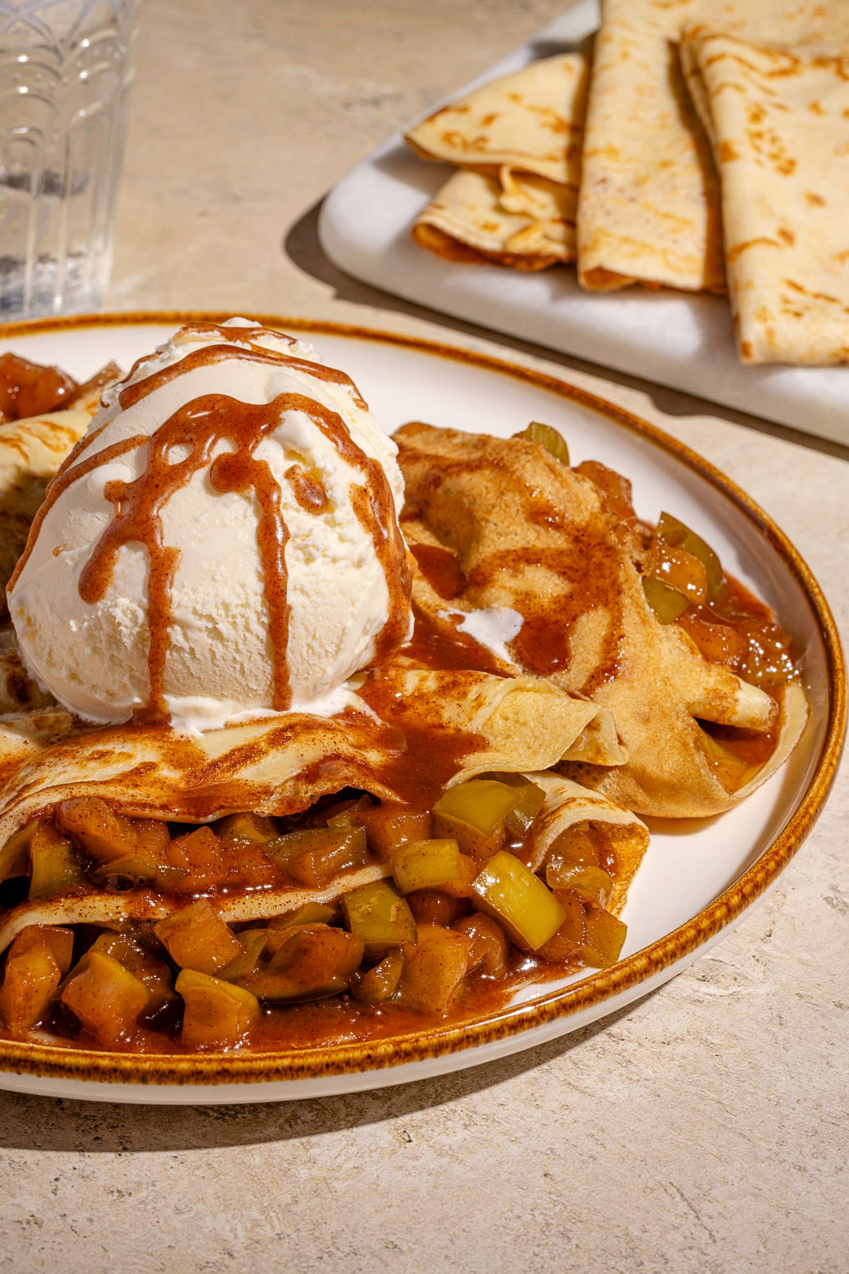 Crêpes aux pommes et à la cannelle garnies de pommes caramélisées et de crème glacée