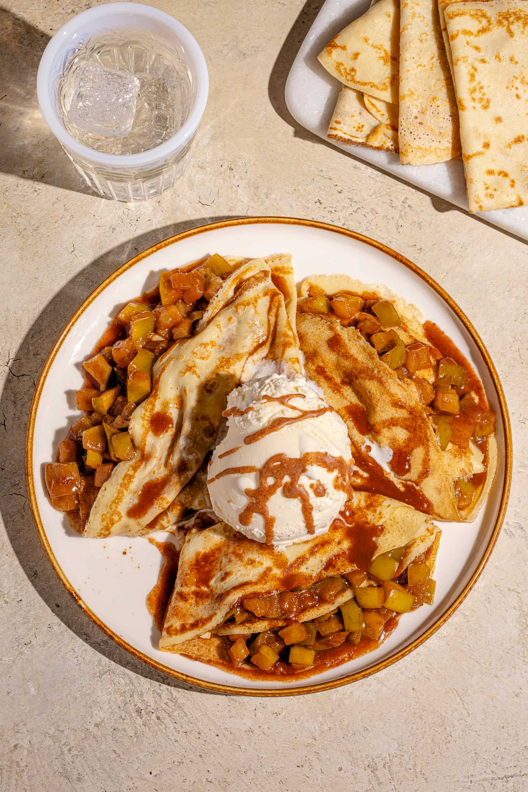 Crêpes aux pommes et à la cannelle garnies de pommes caramélisées et de crème glacée