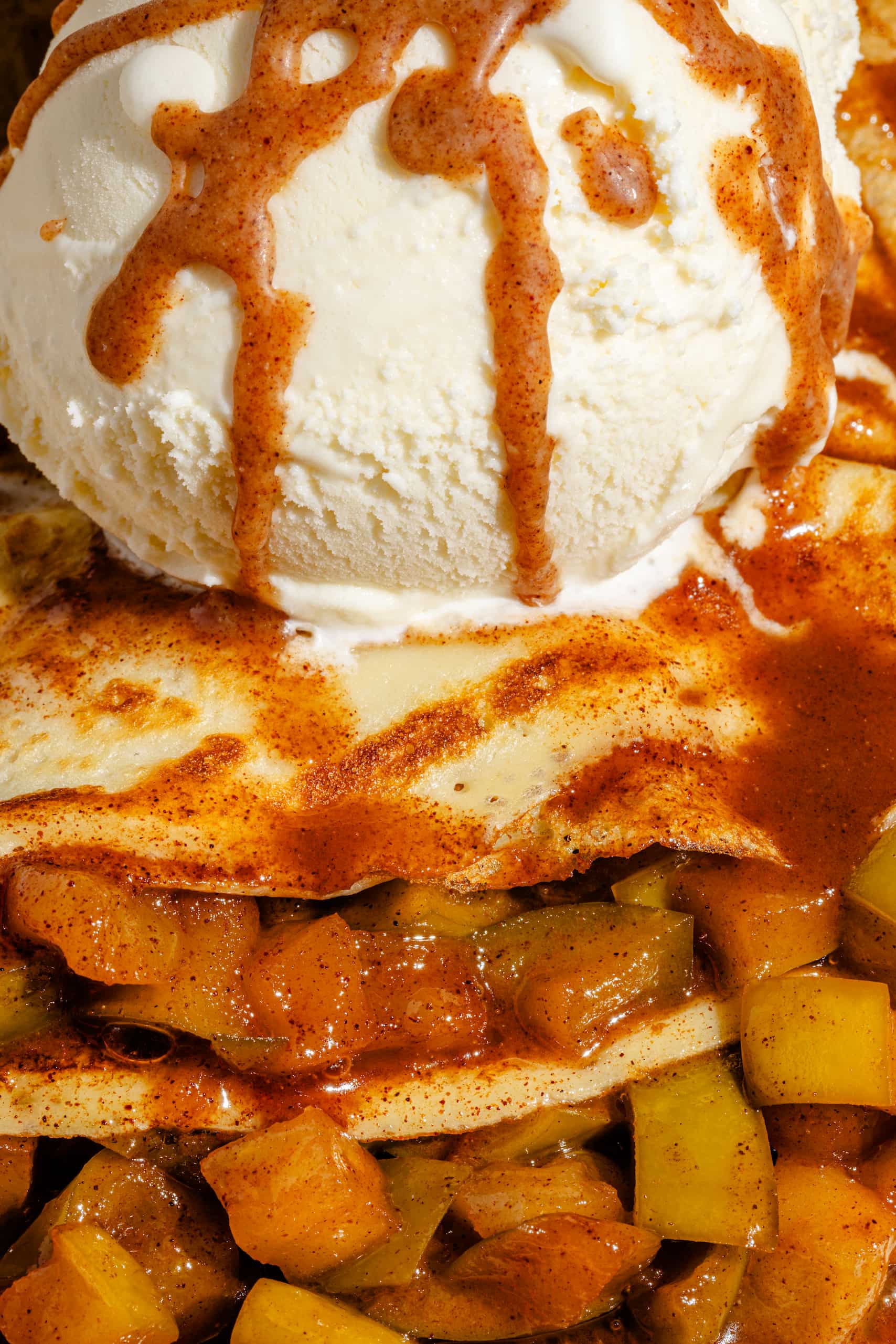 Crêpes aux pommes et à la cannelle garnies de pommes caramélisées et de crème glacée