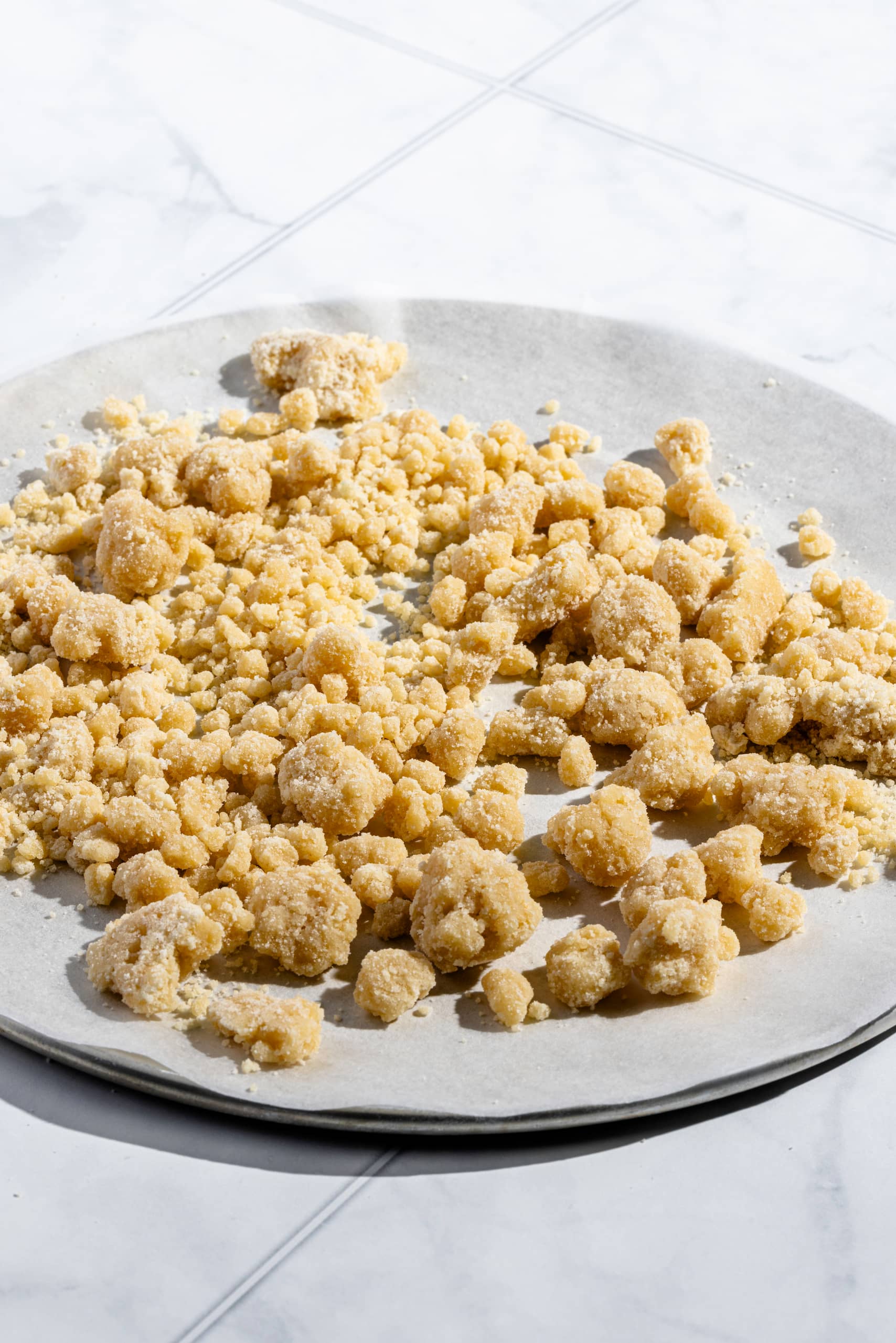 Crumble maison pour pâtisseries doré et croustillant, garniture parfaite pour desserts aux fruits