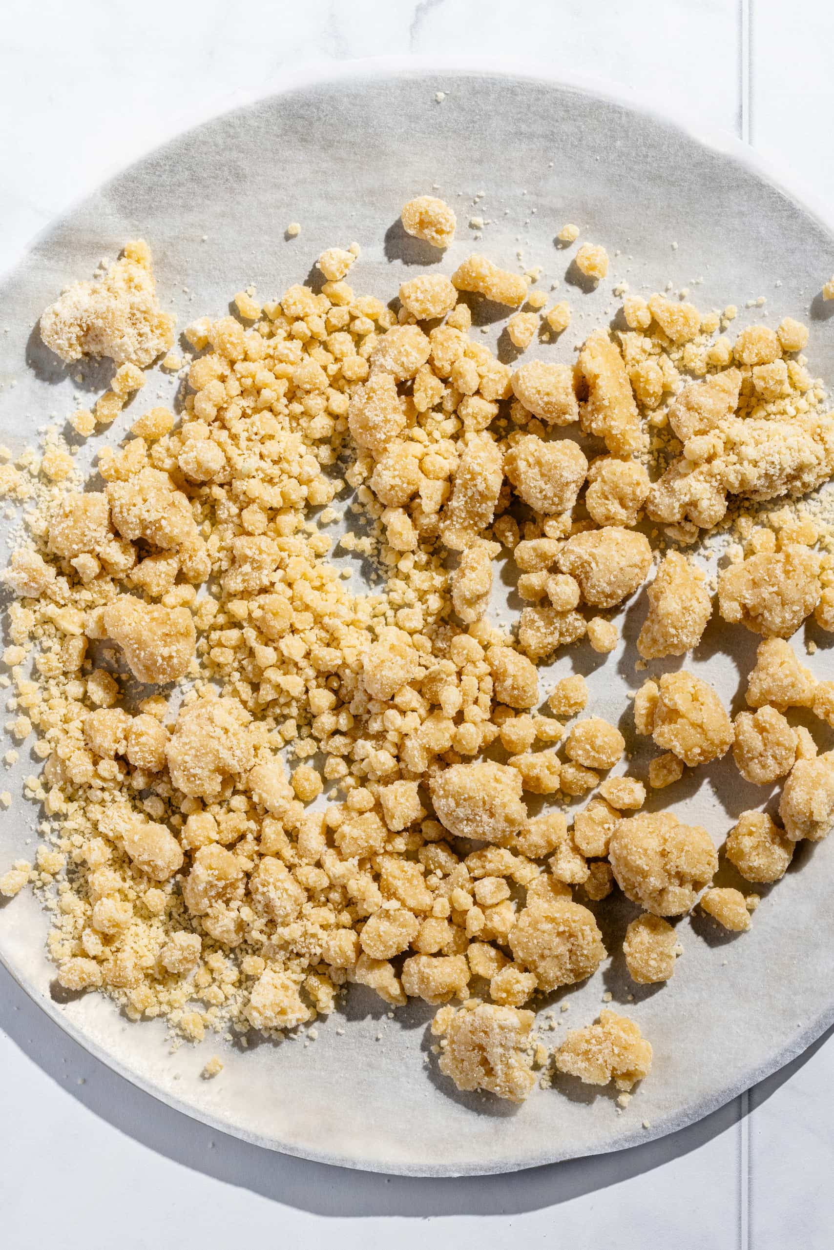 Crumble maison pour pâtisseries doré et croustillant, garniture parfaite pour desserts aux fruits