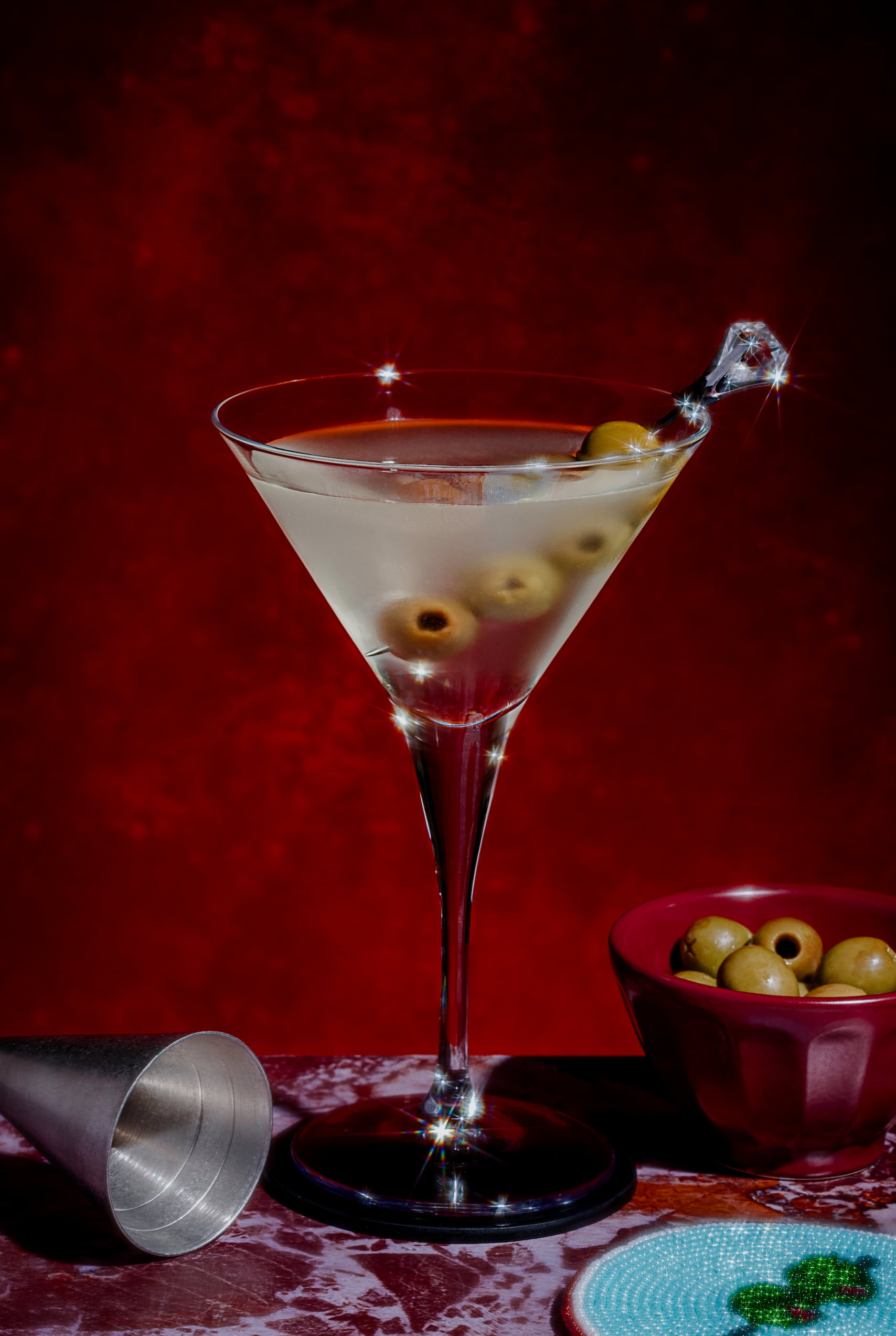 Dirty Martini au gin servi dans un verre givré garni d'olives vertes