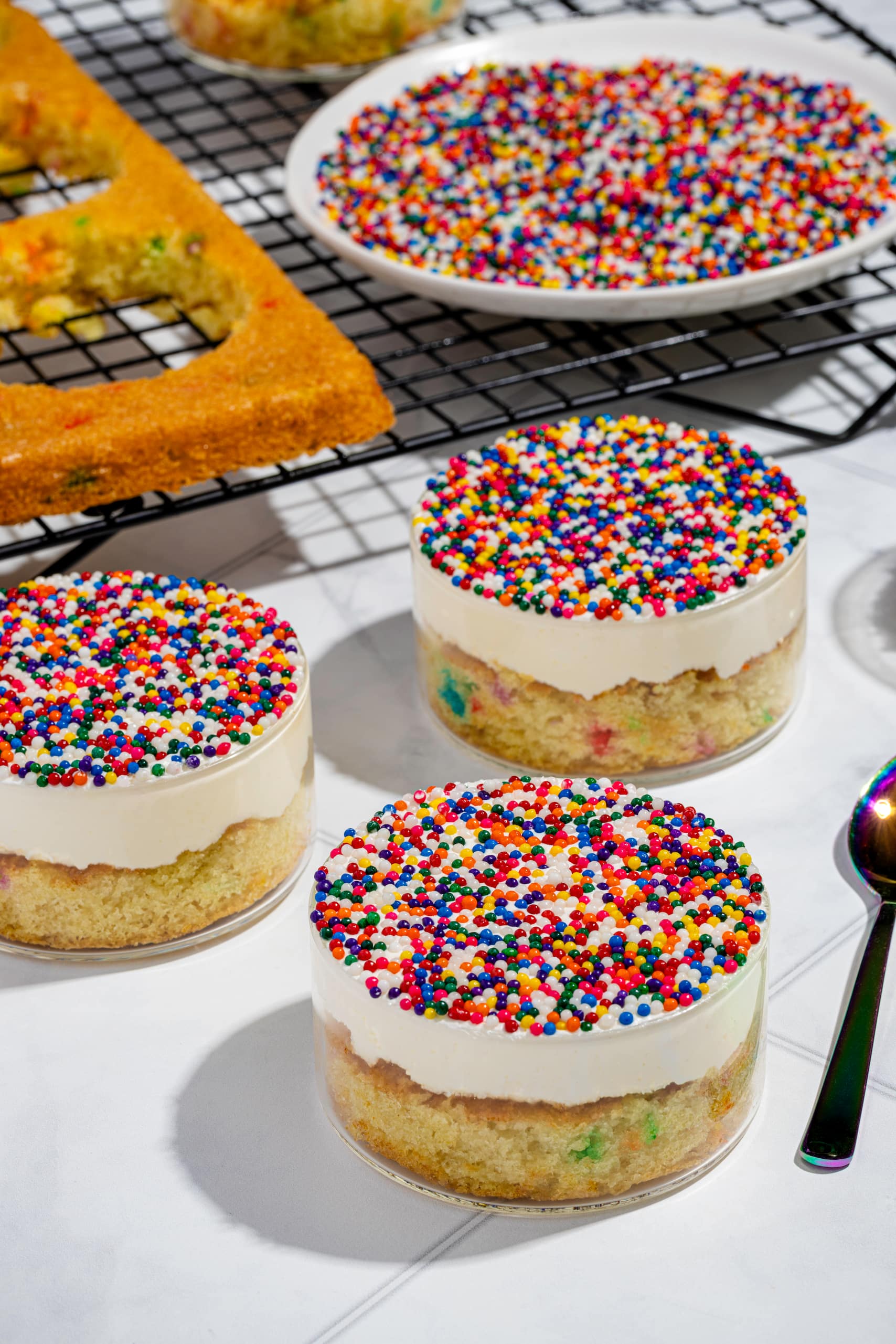Dot cakes maison aux sprinkles arc-en-ciel et glaçage à la vanille
