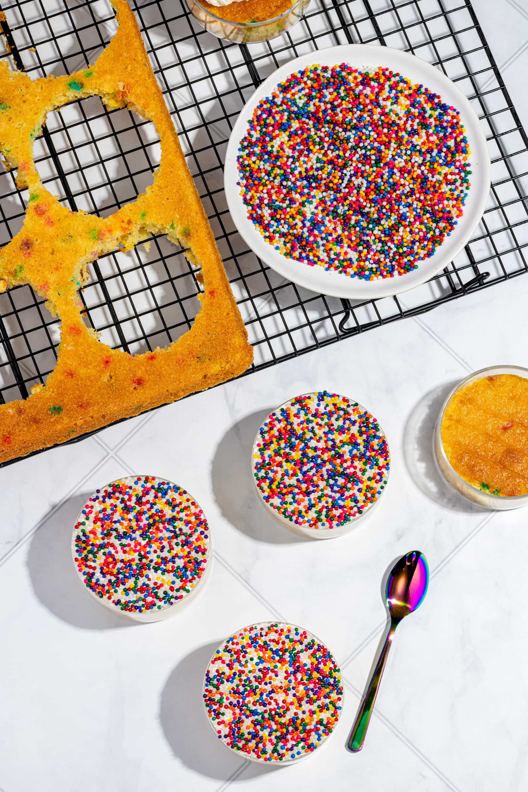 Dot cakes maison aux sprinkles arc-en-ciel et glaçage à la vanille