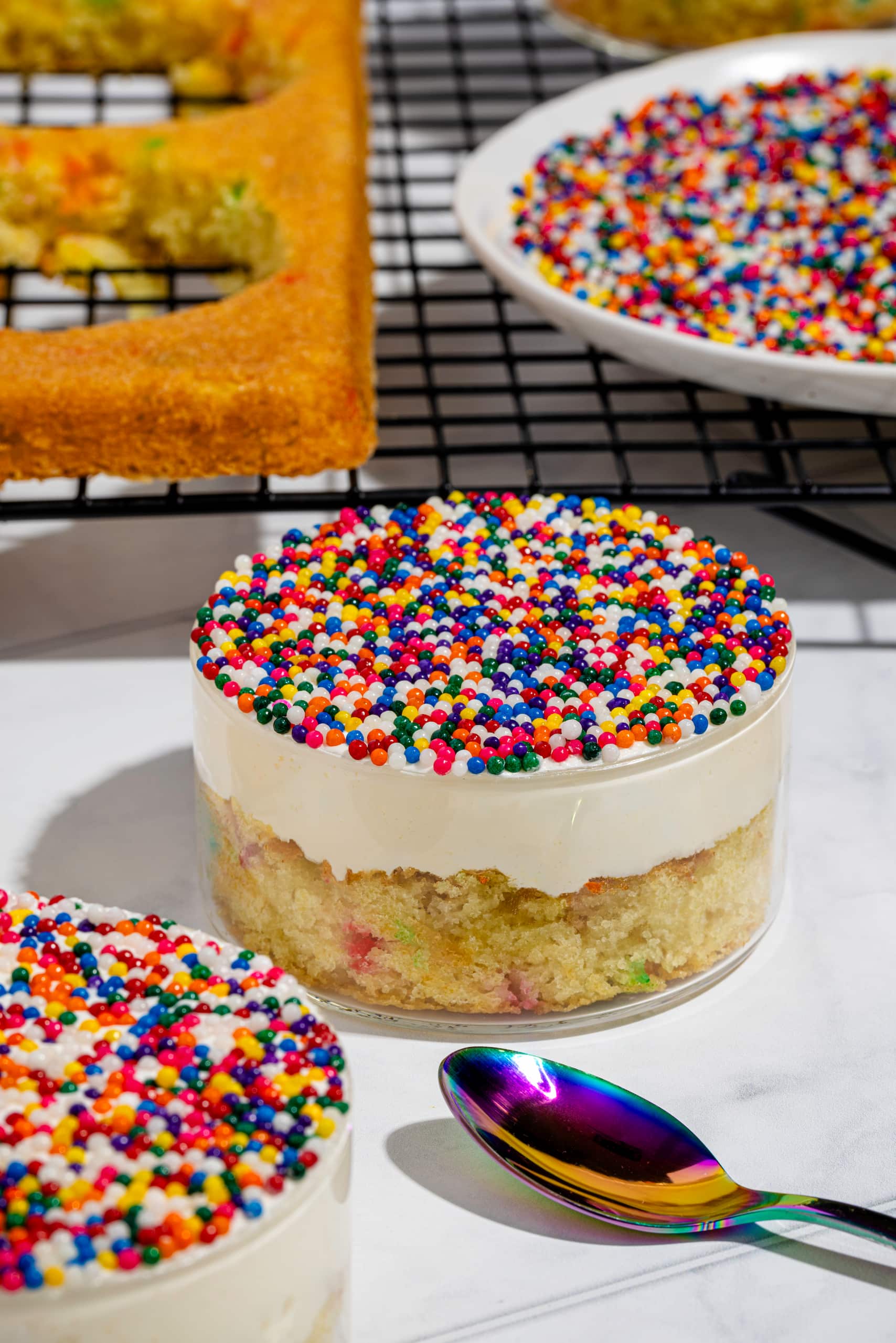 Dot cakes maison aux sprinkles arc-en-ciel et glaçage à la vanille