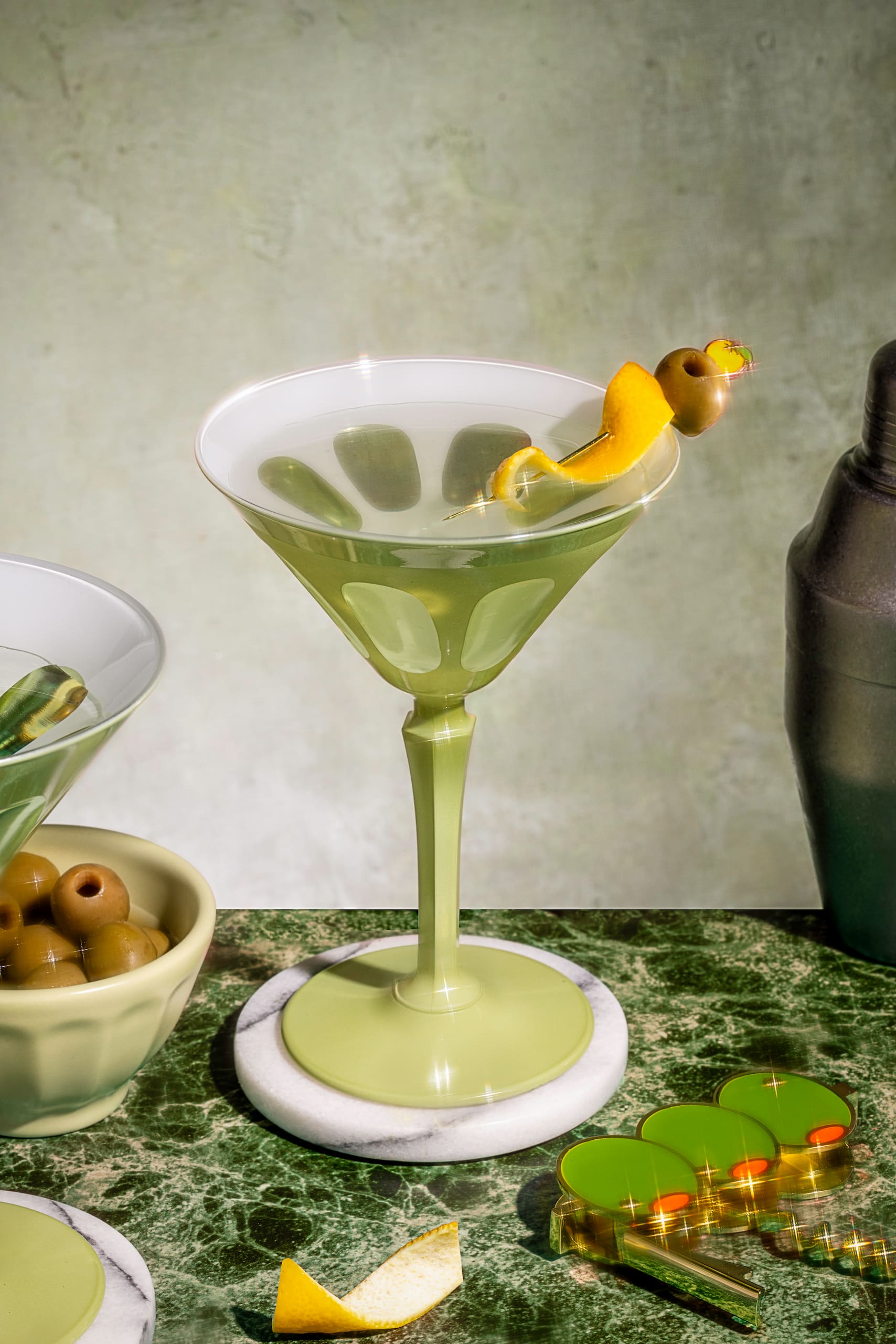 Dry martini classique au gin et vermouth sec garni d'un zeste de citron