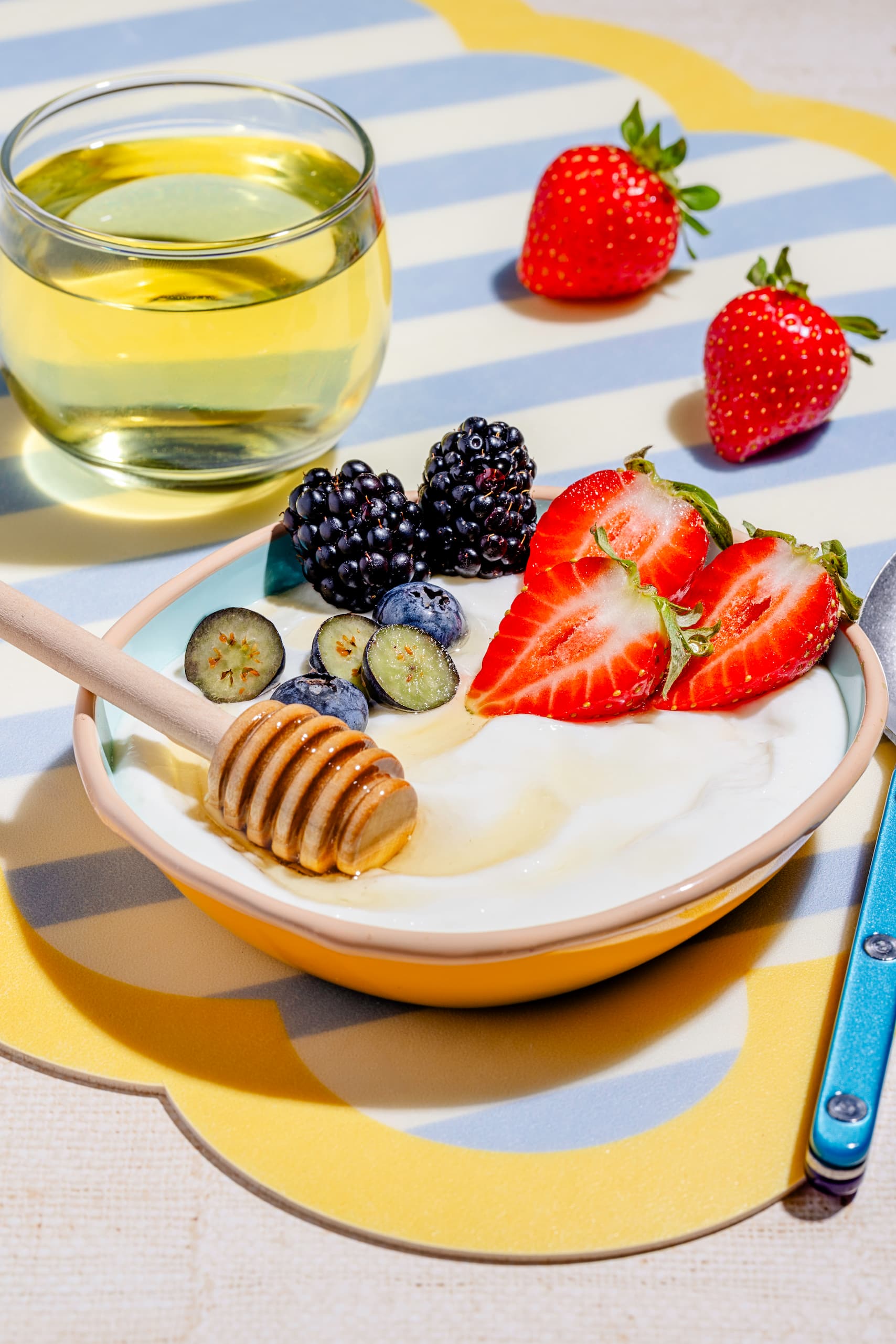 Fromage cottage fouetté aux petits fruits servi en bol avec un filet de miel