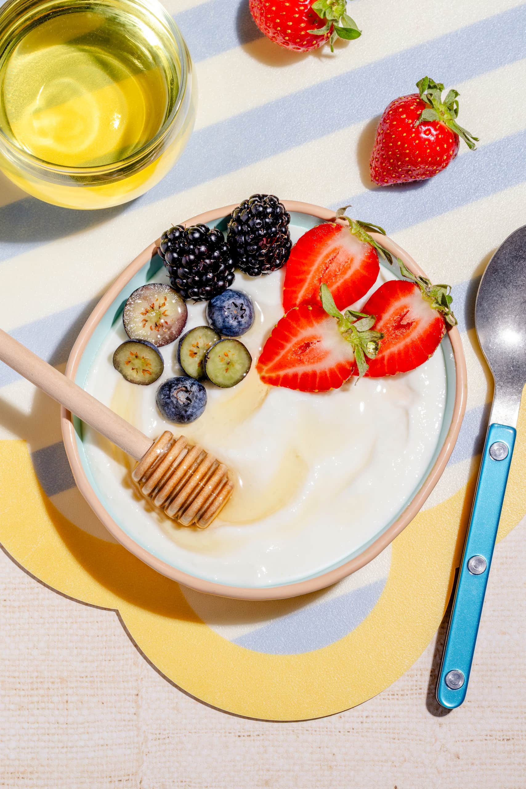 Fromage cottage fouetté aux petits fruits servi en bol avec un filet de miel