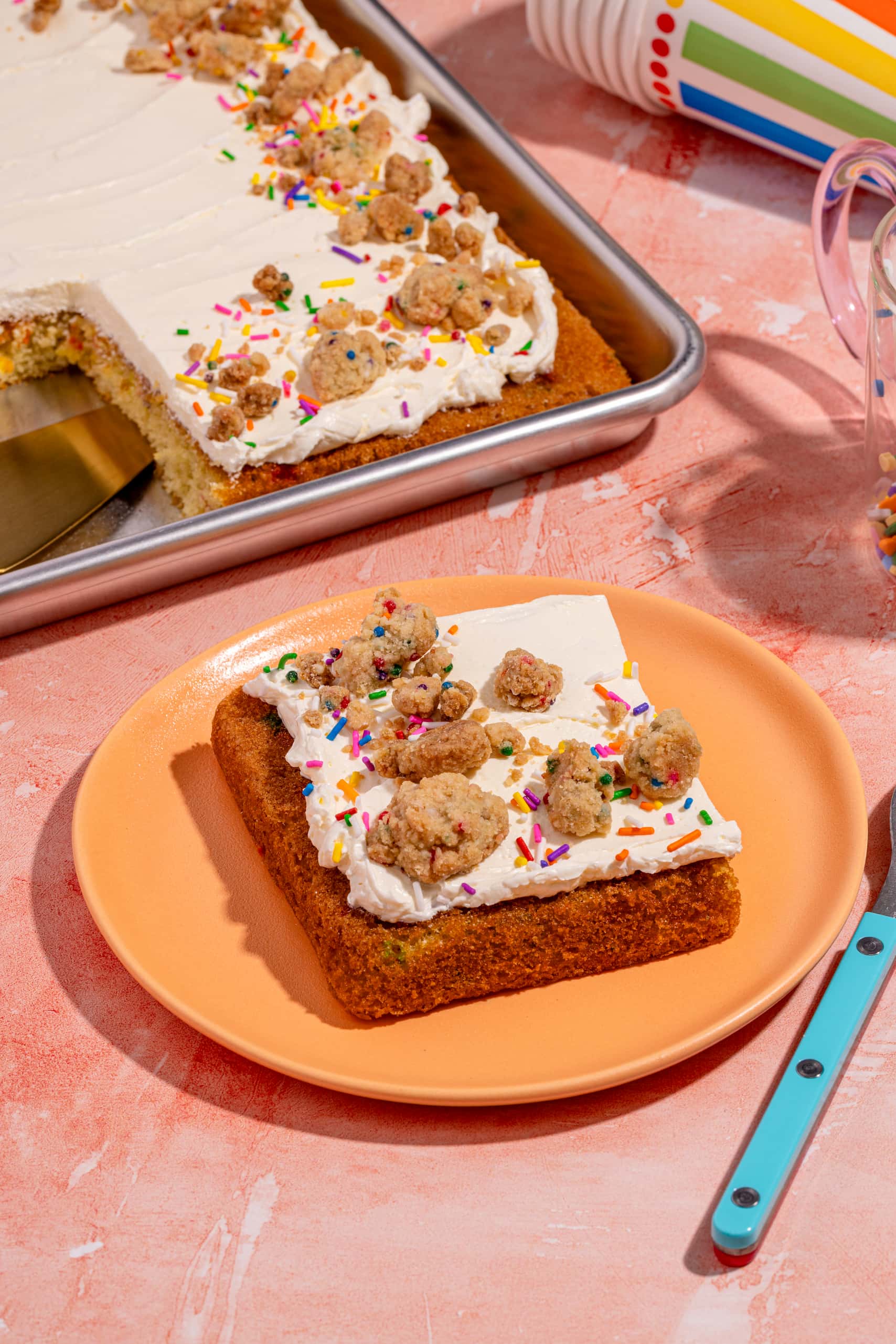 Gâteau de fête facile et rapide nappé de glaçage et de paillettes arc-en-ciel colorées