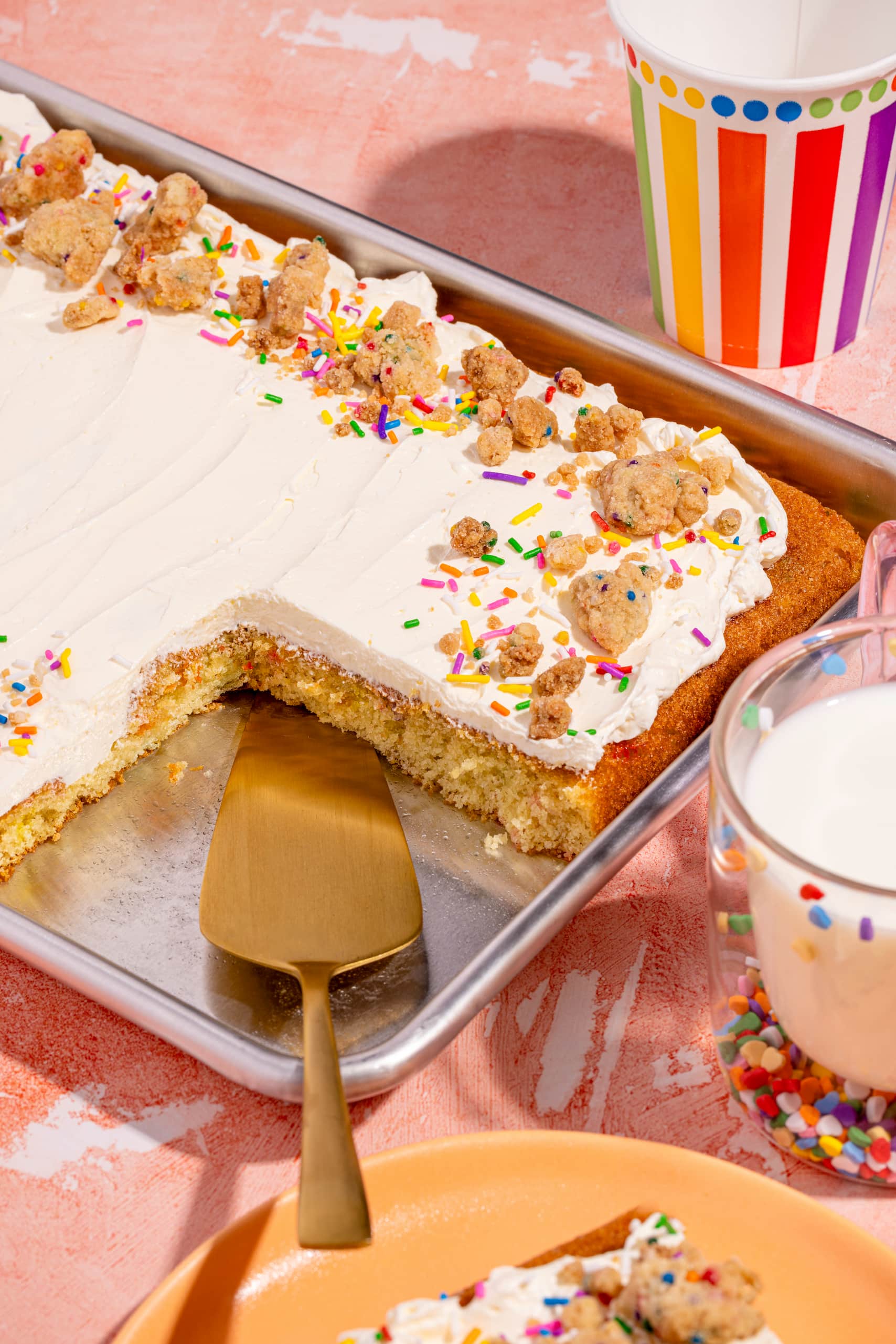 Gâteau de fête facile et rapide nappé de glaçage et de paillettes arc-en-ciel colorées