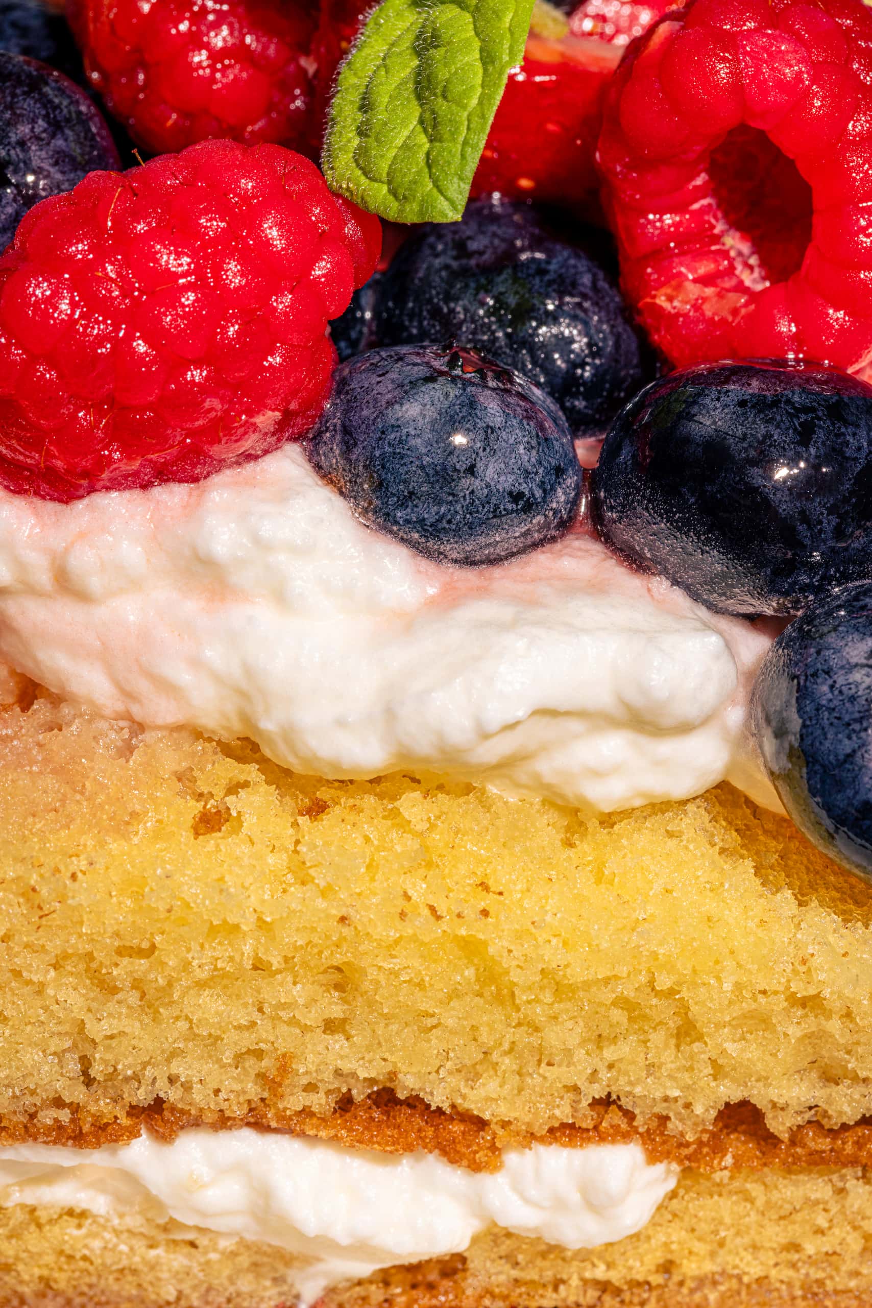 Gâteau d'été aux fruits et au Limoncello étagé avec crème au beurre meringue suisse