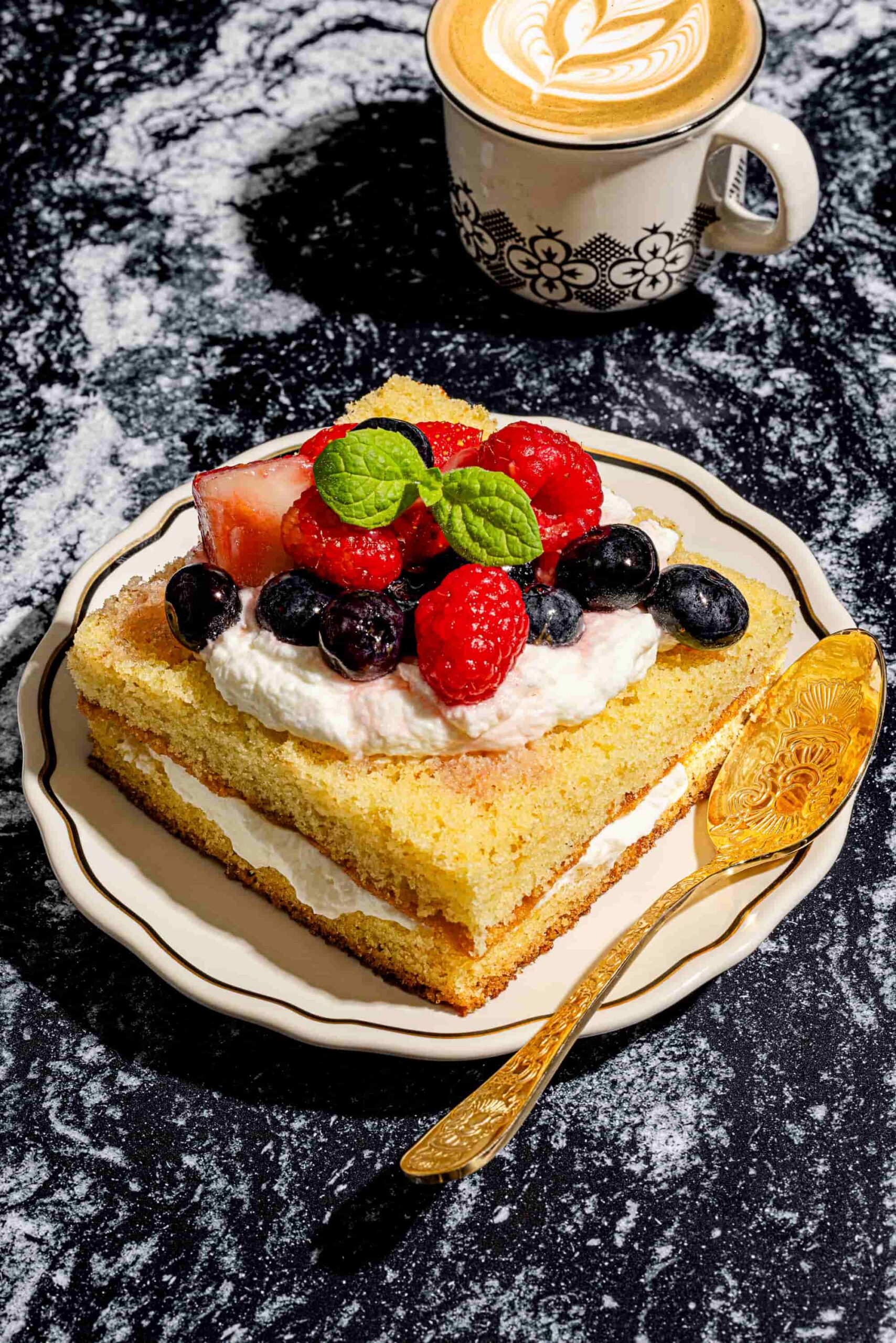Gâteau d'été aux fruits et au Limoncello étagé avec crème au beurre