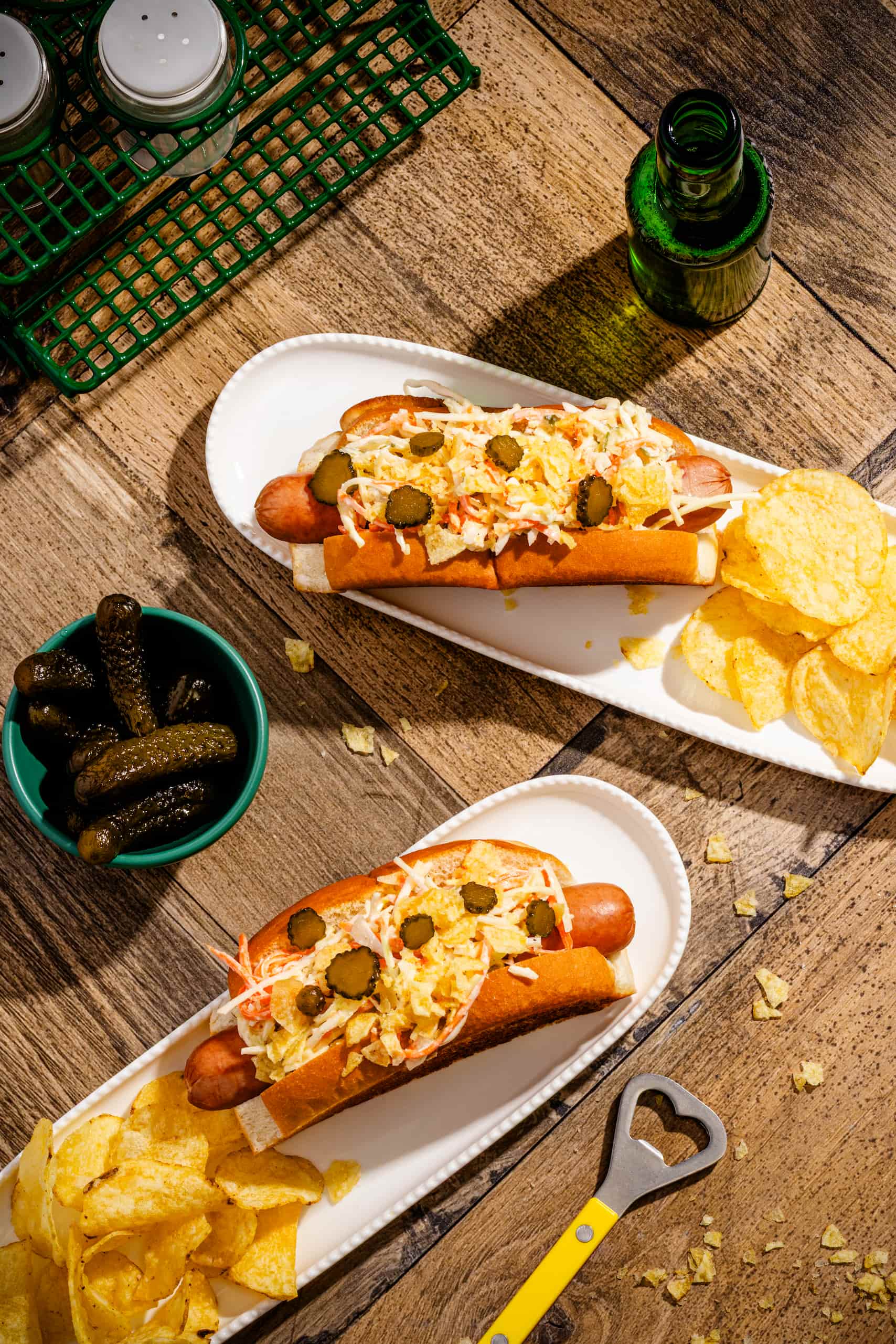 Hot-dogs à la salade de chou crémeuse au cornichon garnis de croustilles croustillantes