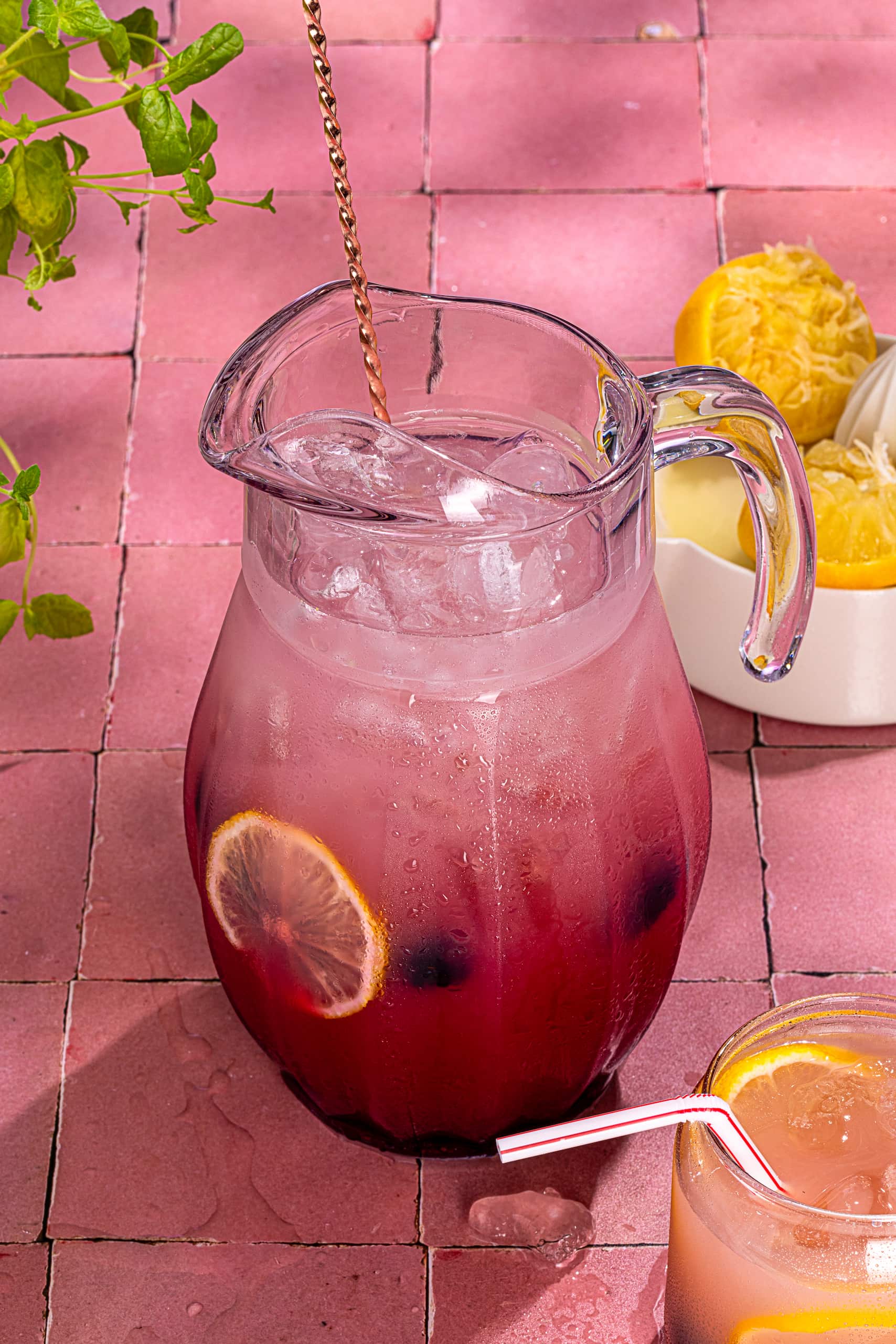 Limonade à la mûre maison servie bien glacée avec menthe et rondelles de citron