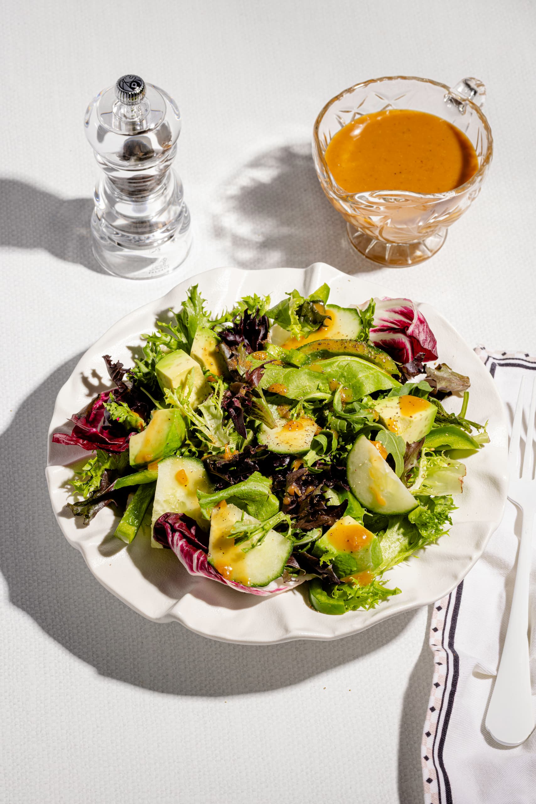 Vinaigrette pour salade verte maison à l'érable et au vinaigre balsamique dans un petit pot
