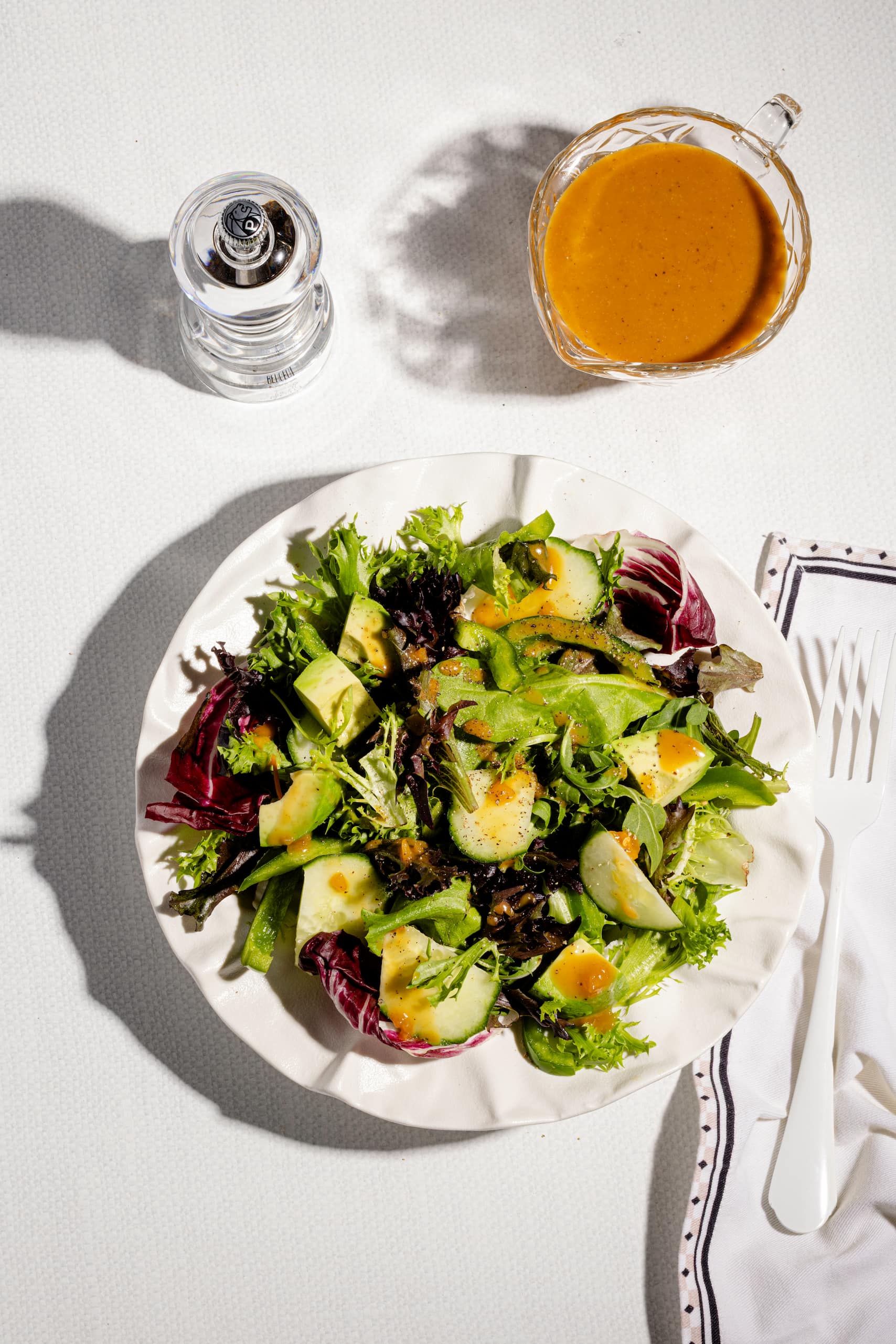 Vinaigrette pour salade verte maison à l'érable et au vinaigre balsamique dans un petit pot