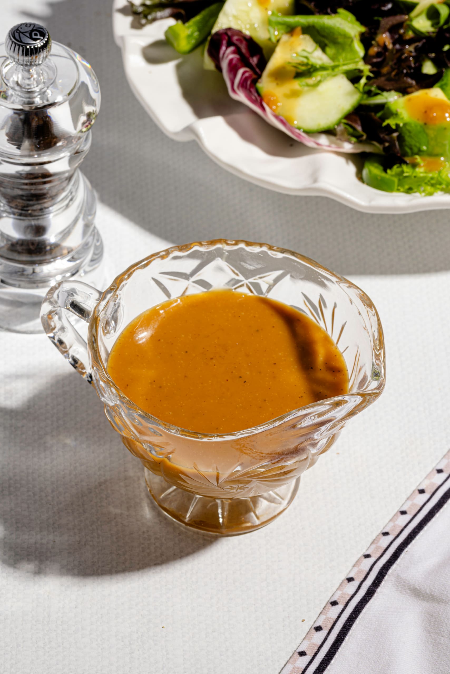 Vinaigrette pour salade verte maison à l'érable et au vinaigre balsamique dans un petit pot