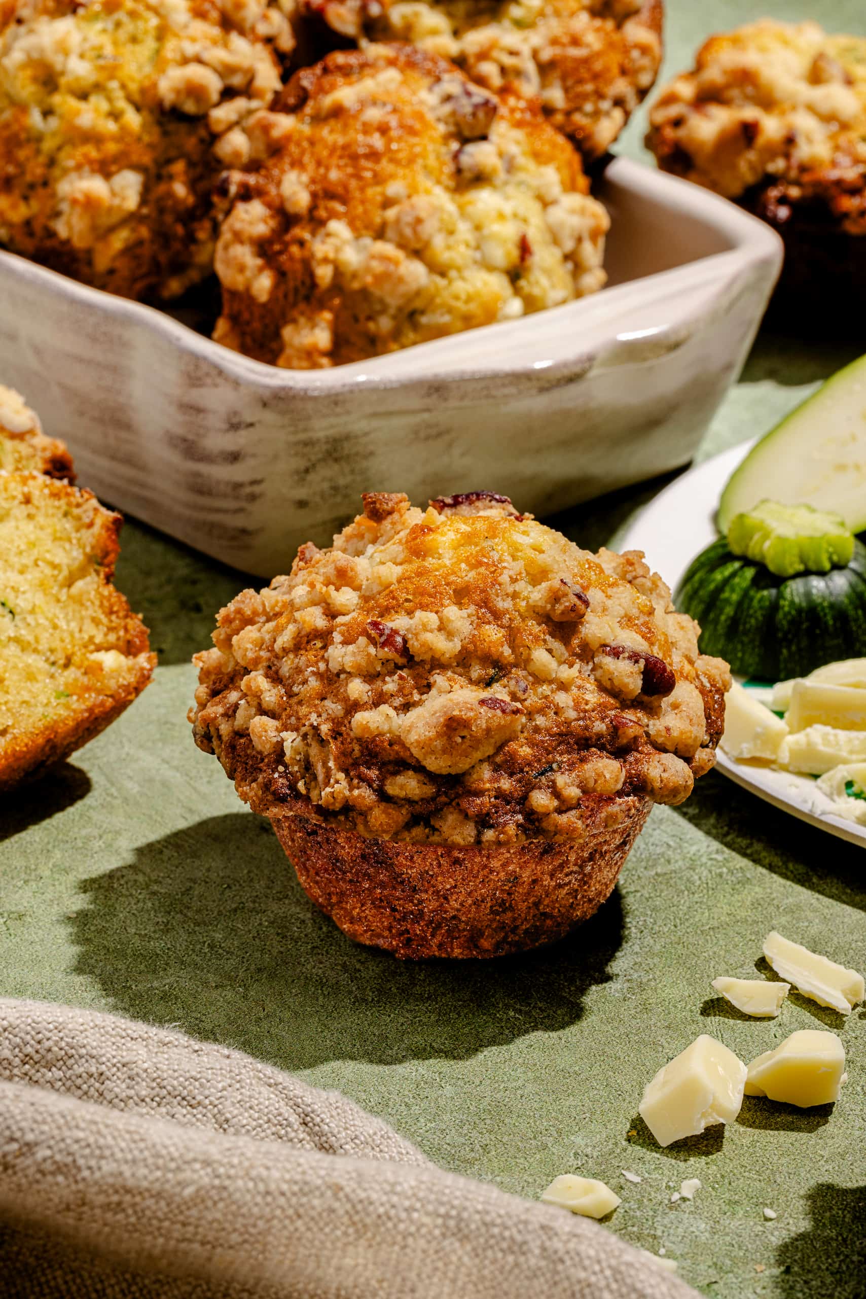 Muffins moelleux aux courgettes et au chocolat blanc avec crumble aux pacanes maison