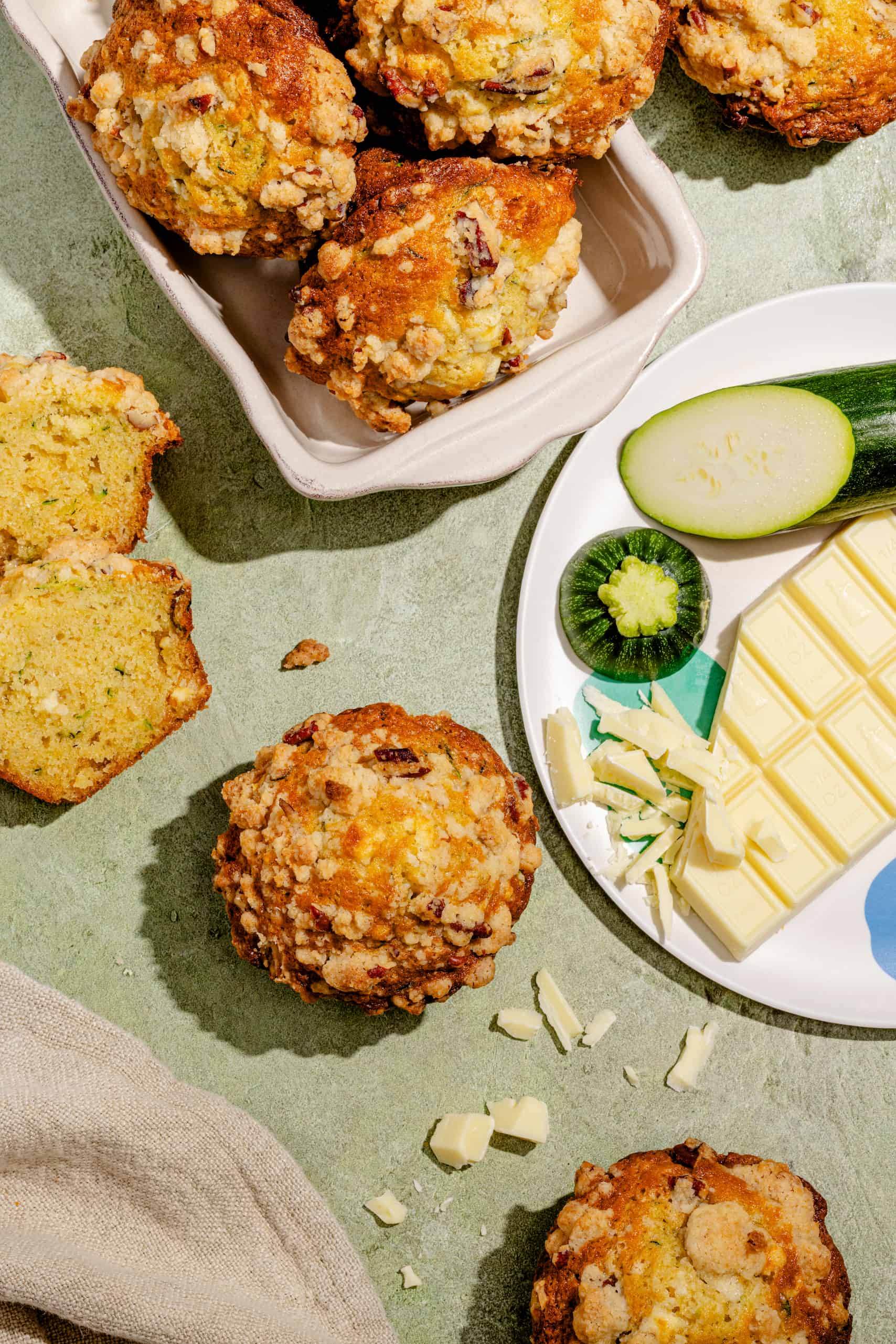 Muffins moelleux aux courgettes et au chocolat blanc avec crumble aux pacanes maison