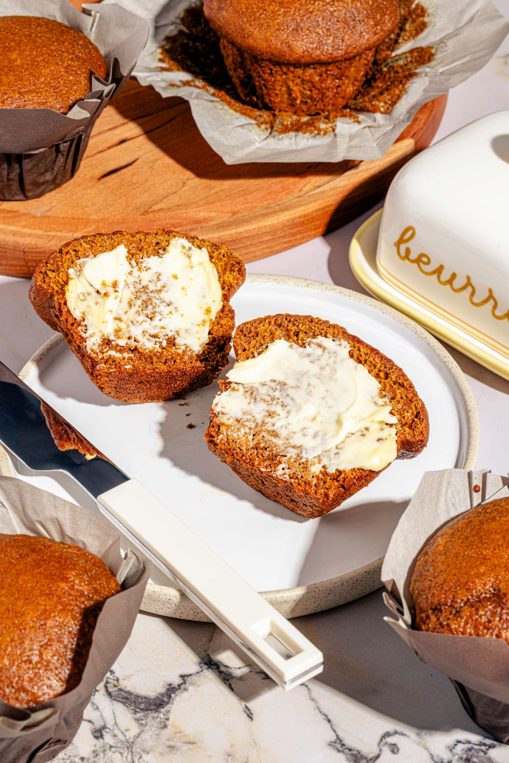 Muffins à la mélasse et aux épices moelleux dorés avec beurre