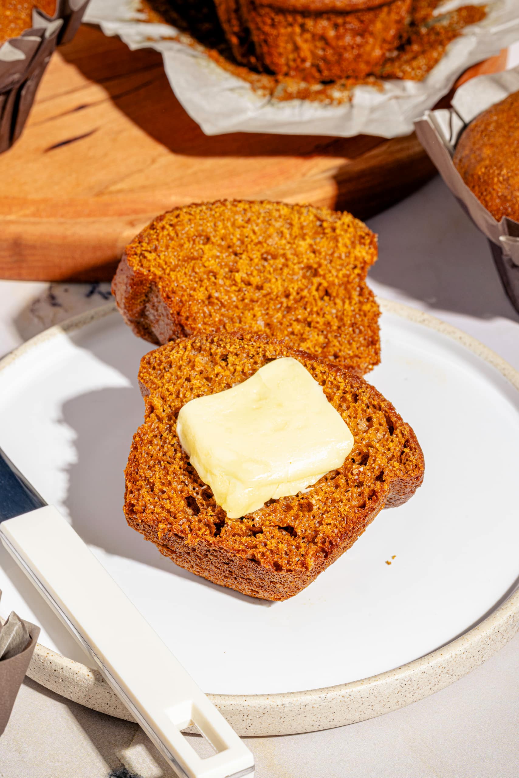 Muffins à la mélasse et aux épices moelleux dorés avec beurre