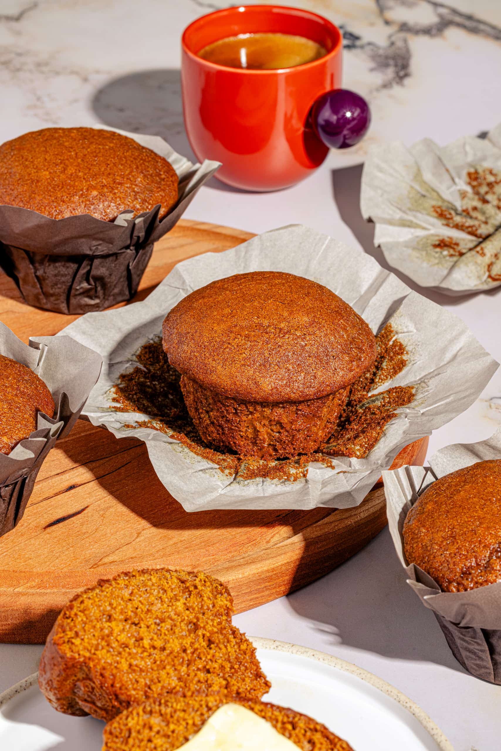 Muffins à la mélasse et aux épices moelleux dorés avec beurre