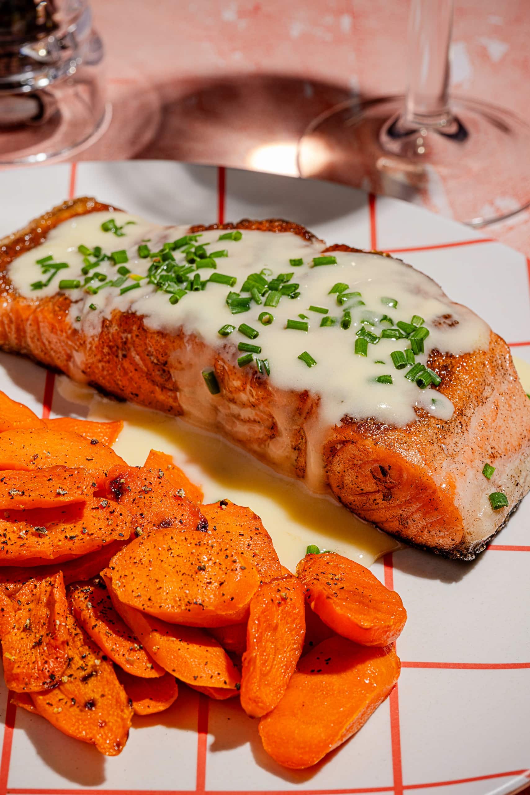 Saumon poêlé au beurre blanc citronné nappé d'une sauce crémeuse et de ciboulette fraîche