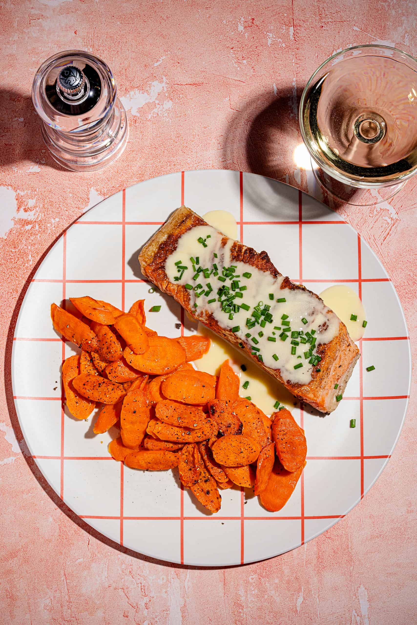 Saumon poêlé au beurre blanc citronné nappé d'une sauce crémeuse et de ciboulette fraîche