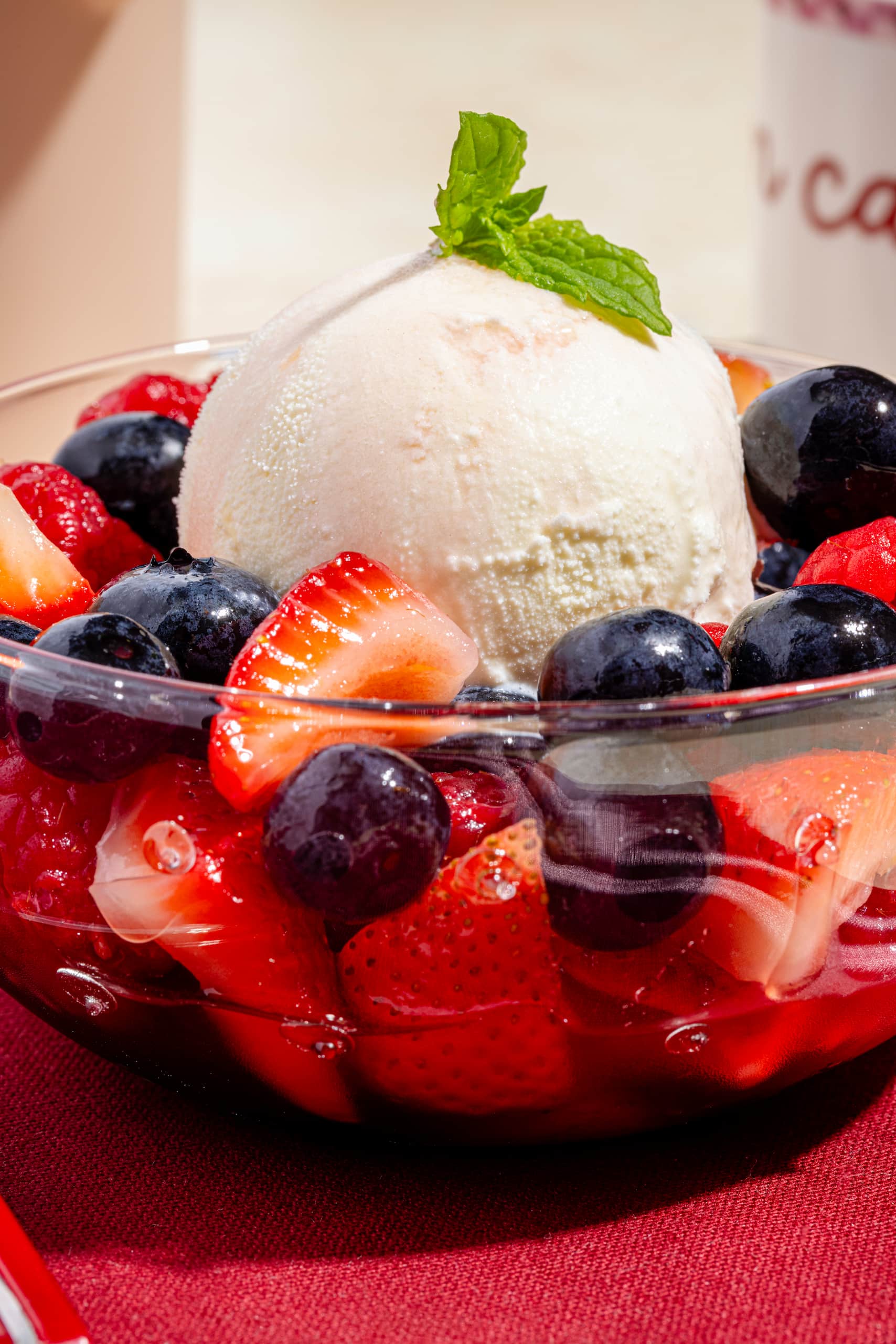 Bol de petits fruits macérés au Limoncello garni de menthe fraîche