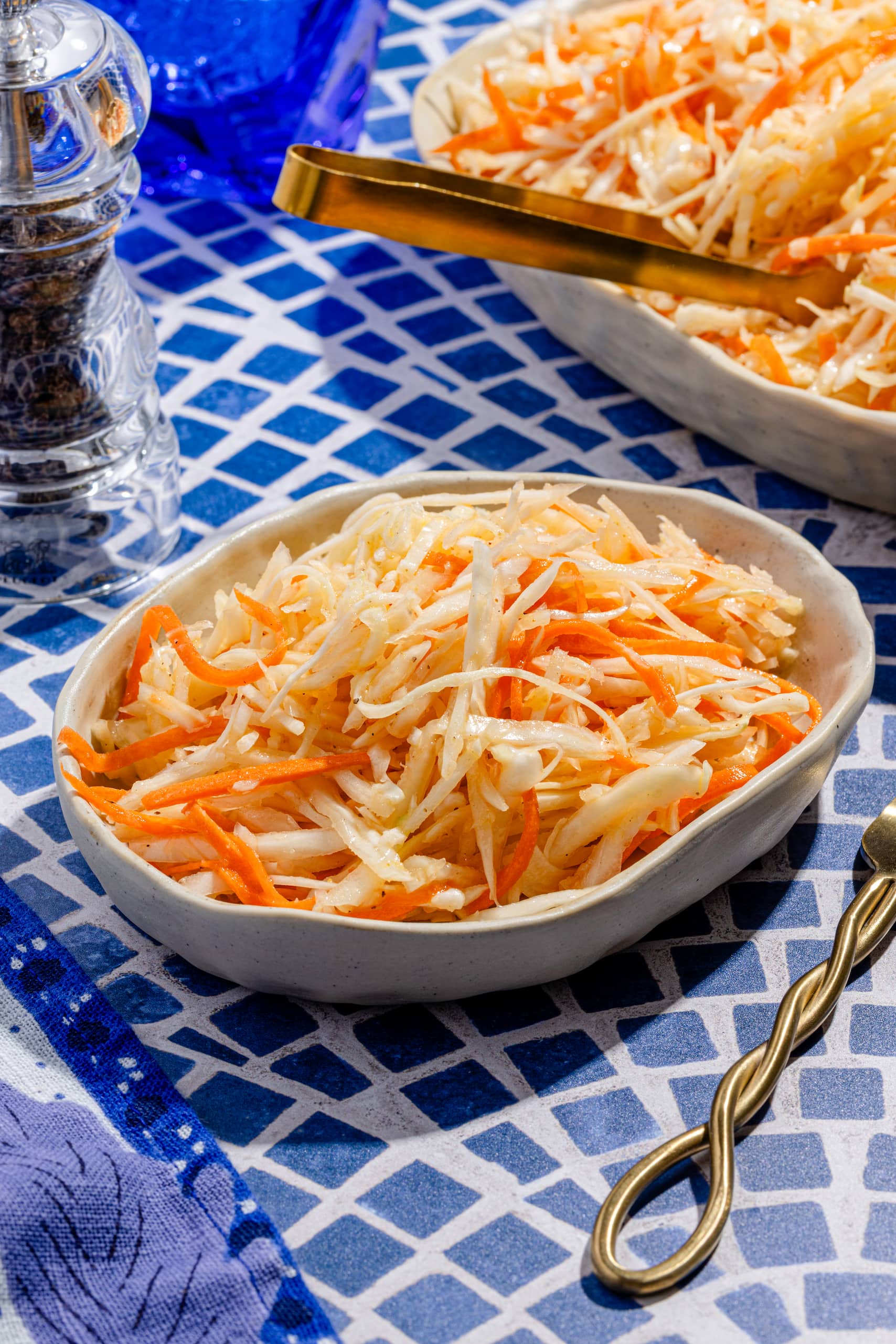 Salade de chou traditionnelle maison dans un bol, accompagnement frais et croquant pour grillades