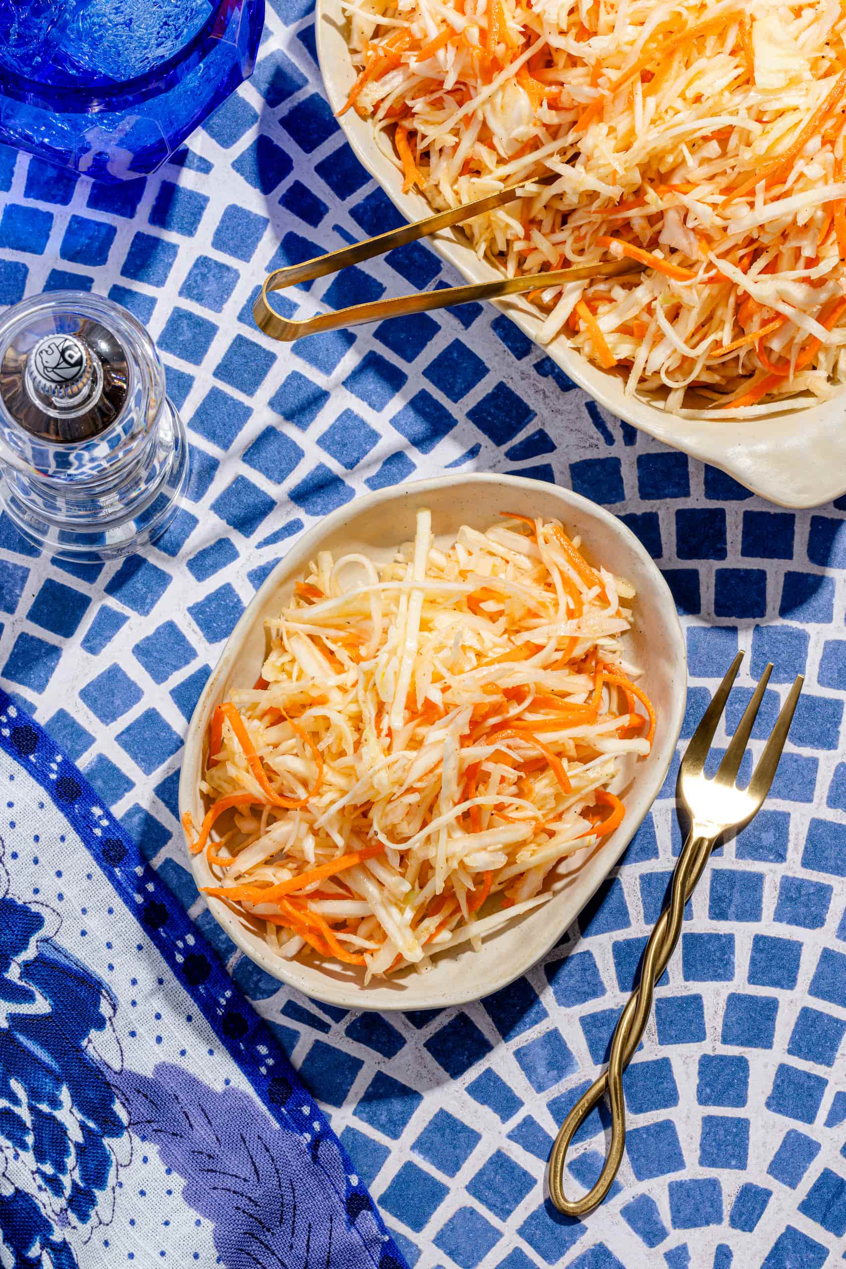 Salade de chou traditionnelle maison dans un bol, accompagnement frais et croquant pour grillades