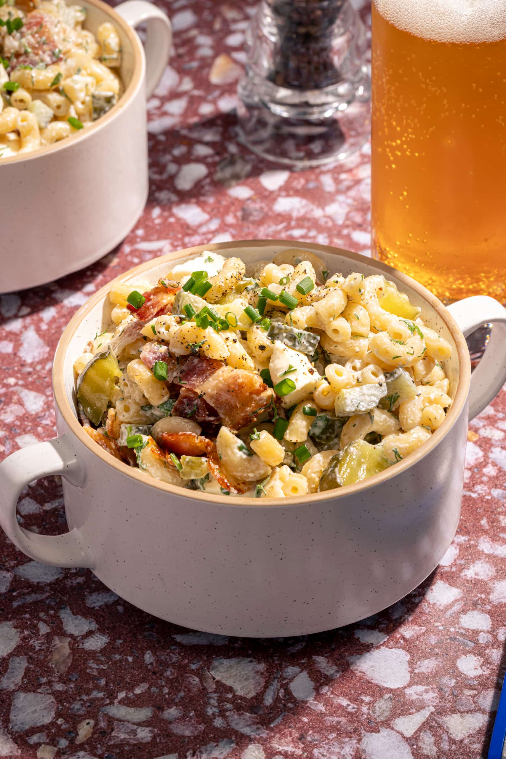Salade ranch aux macaronis, cornichons et bacon, une salade de pâtes crémeuse en bol