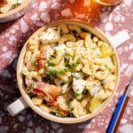 Salade ranch aux macaronis, cornichons et bacon