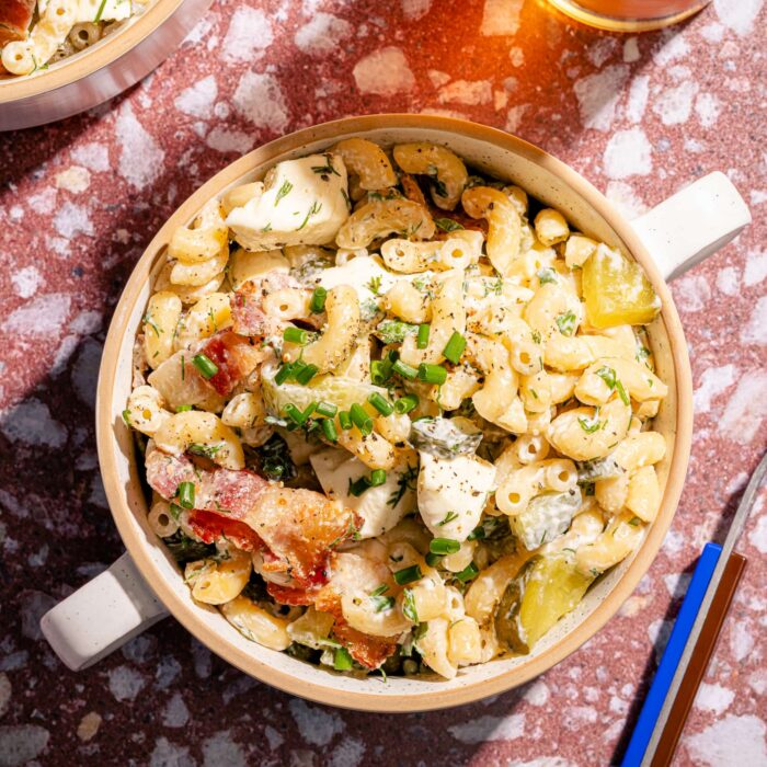 Salade ranch aux macaronis, cornichons et bacon
