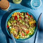 Salade de steak à l&rsquo;avocat avec vinaigrette aux herbes