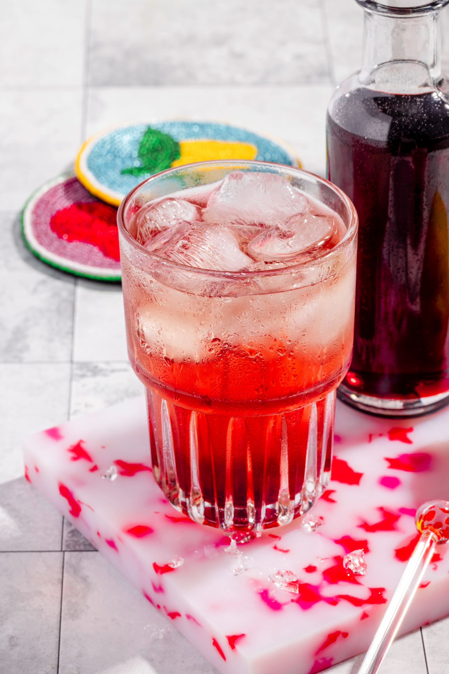 Sirop de grenade (grenadine maison) versé dans une bouteille pour cocktails colorés naturels