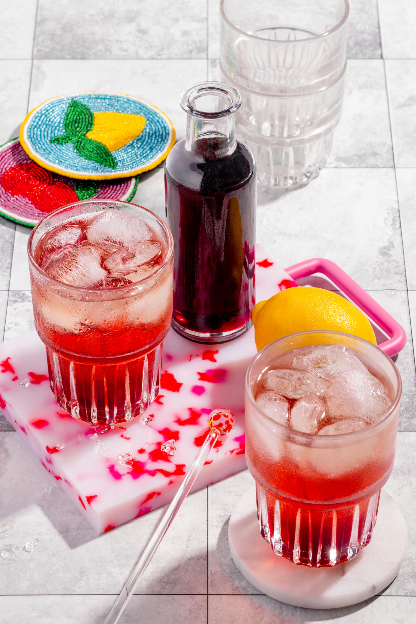 Sirop de grenade (grenadine maison) versé dans une bouteille pour cocktails colorés naturels