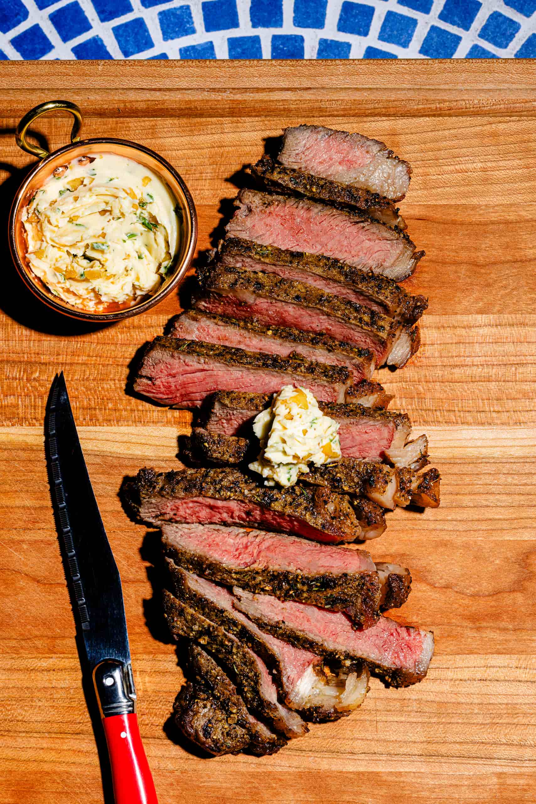 Steak au air fryer avec beurre à l'ail et rub steakhouse, tranché et juteux à la friteuse à air