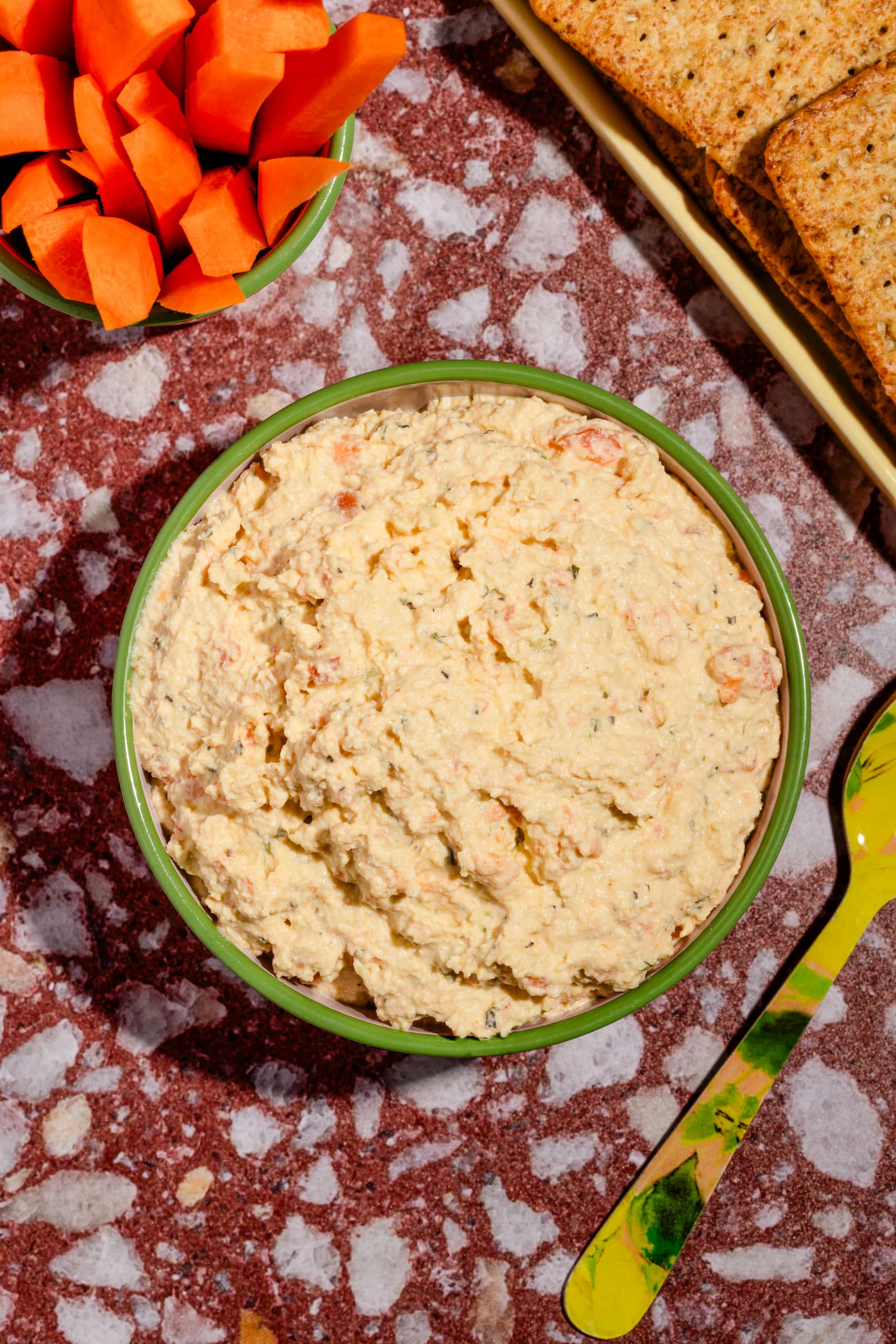 Tartinade de tofu aux légumes maison crémeuse servie avec craquelins et légumes