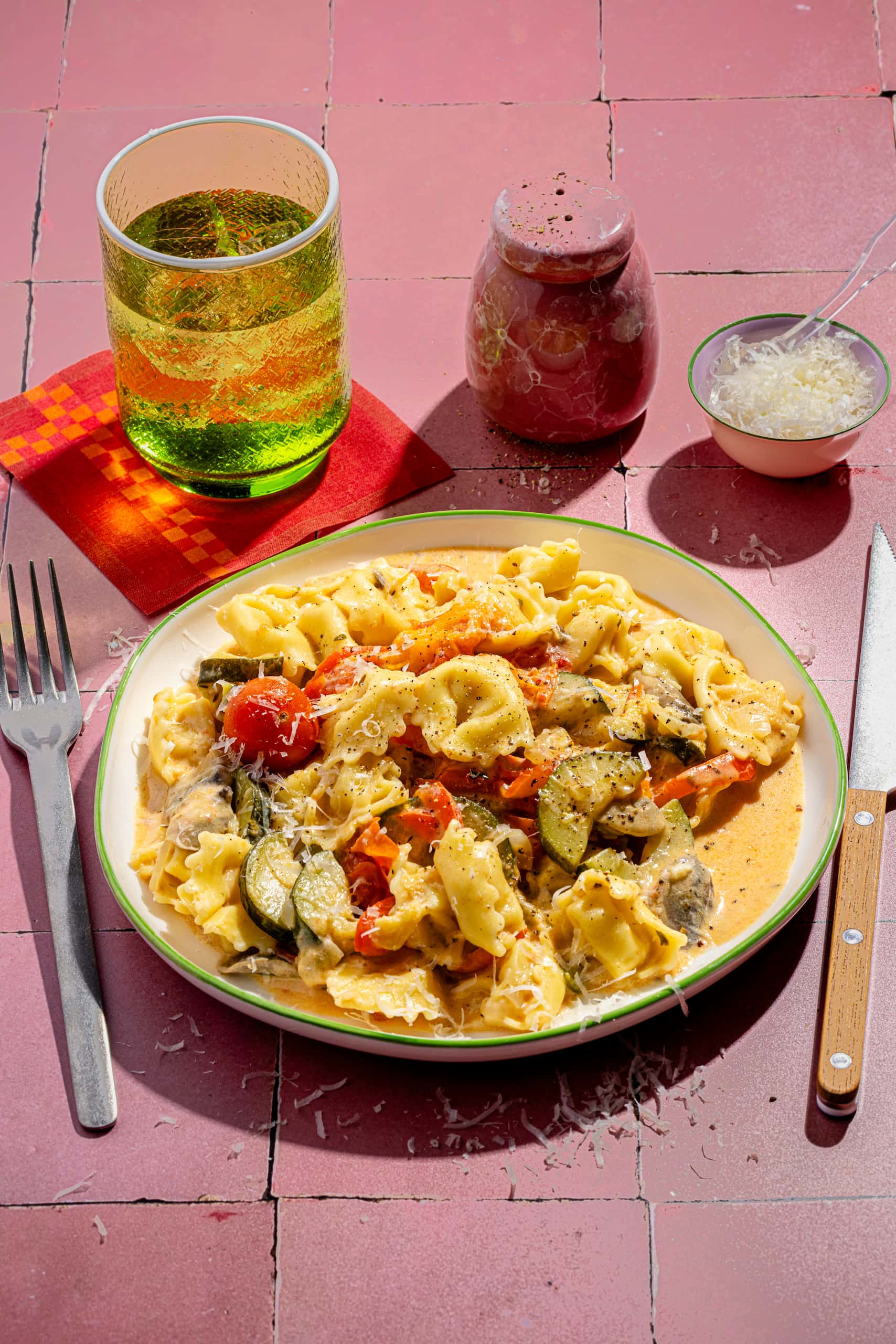 Assiette de tortellinis crémeux aux légumes et sauce à la crème