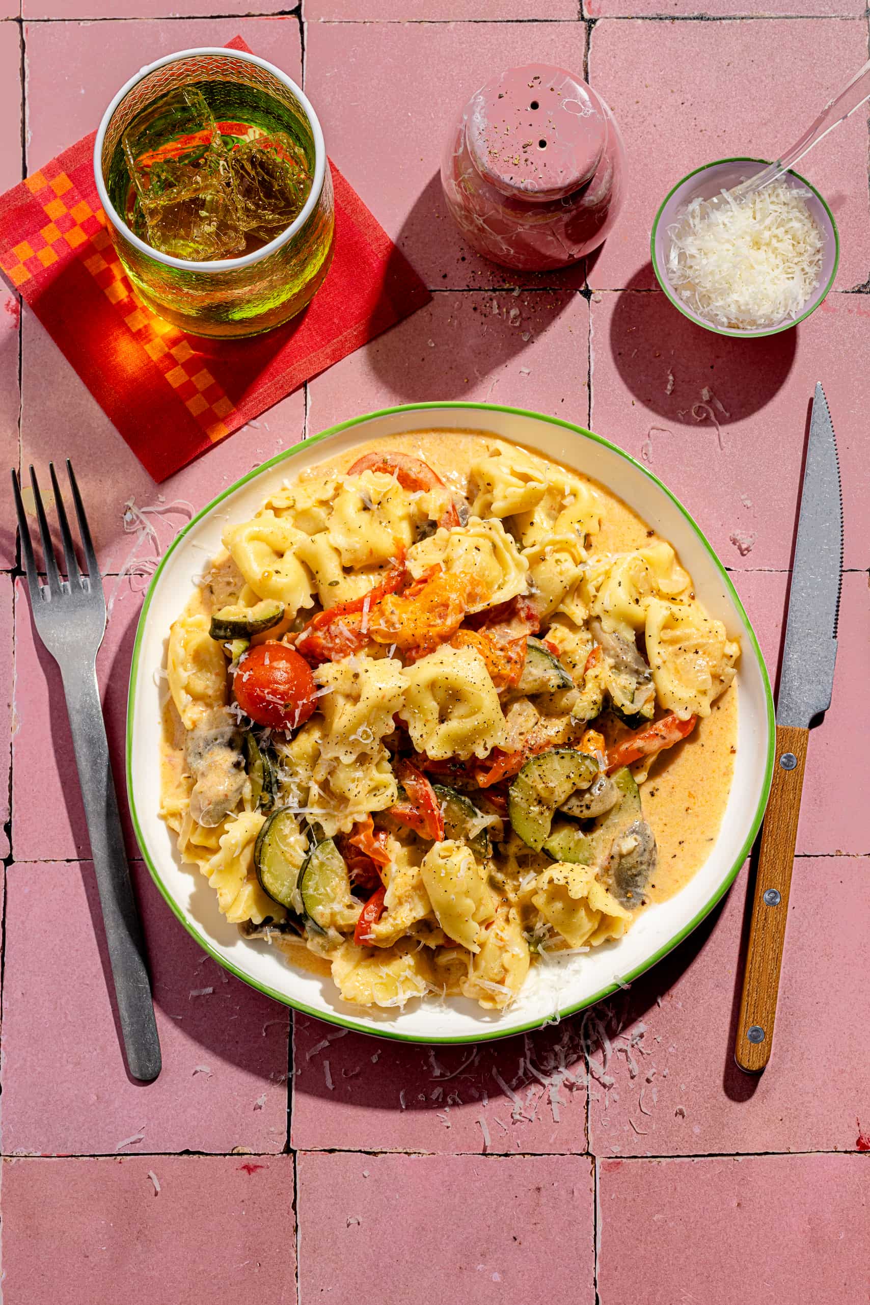 Assiette de tortellinis crémeux aux légumes et sauce à la crème