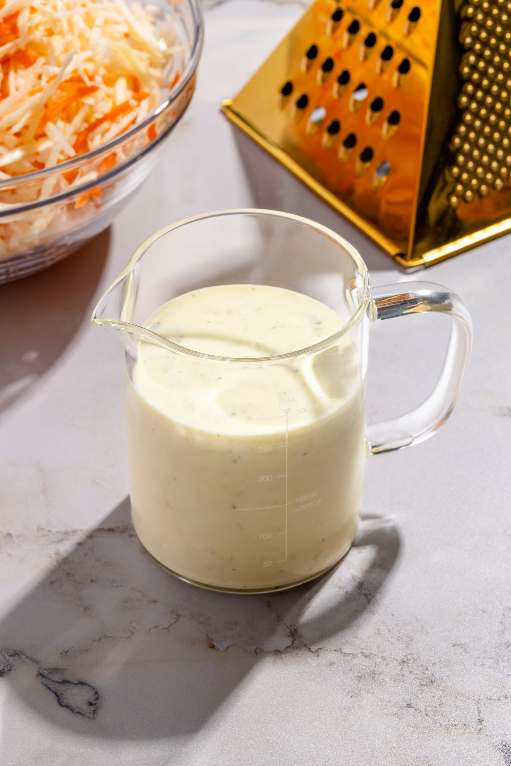 Vinaigrette pour salade de chou crémeuse maison, sauce à coleslaw onctueuse prête à servir