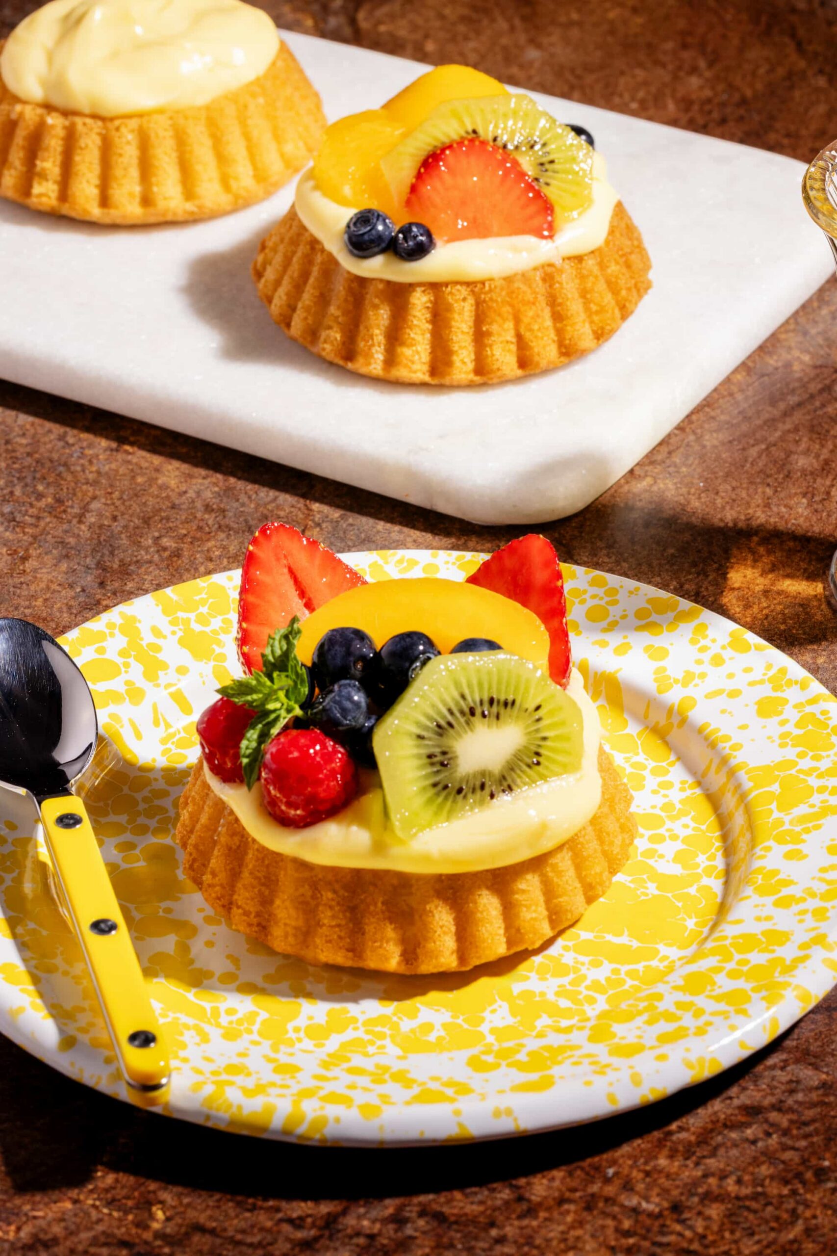 Petits flans aux fruits frais garnis de crème pâtissière et nappage brillant