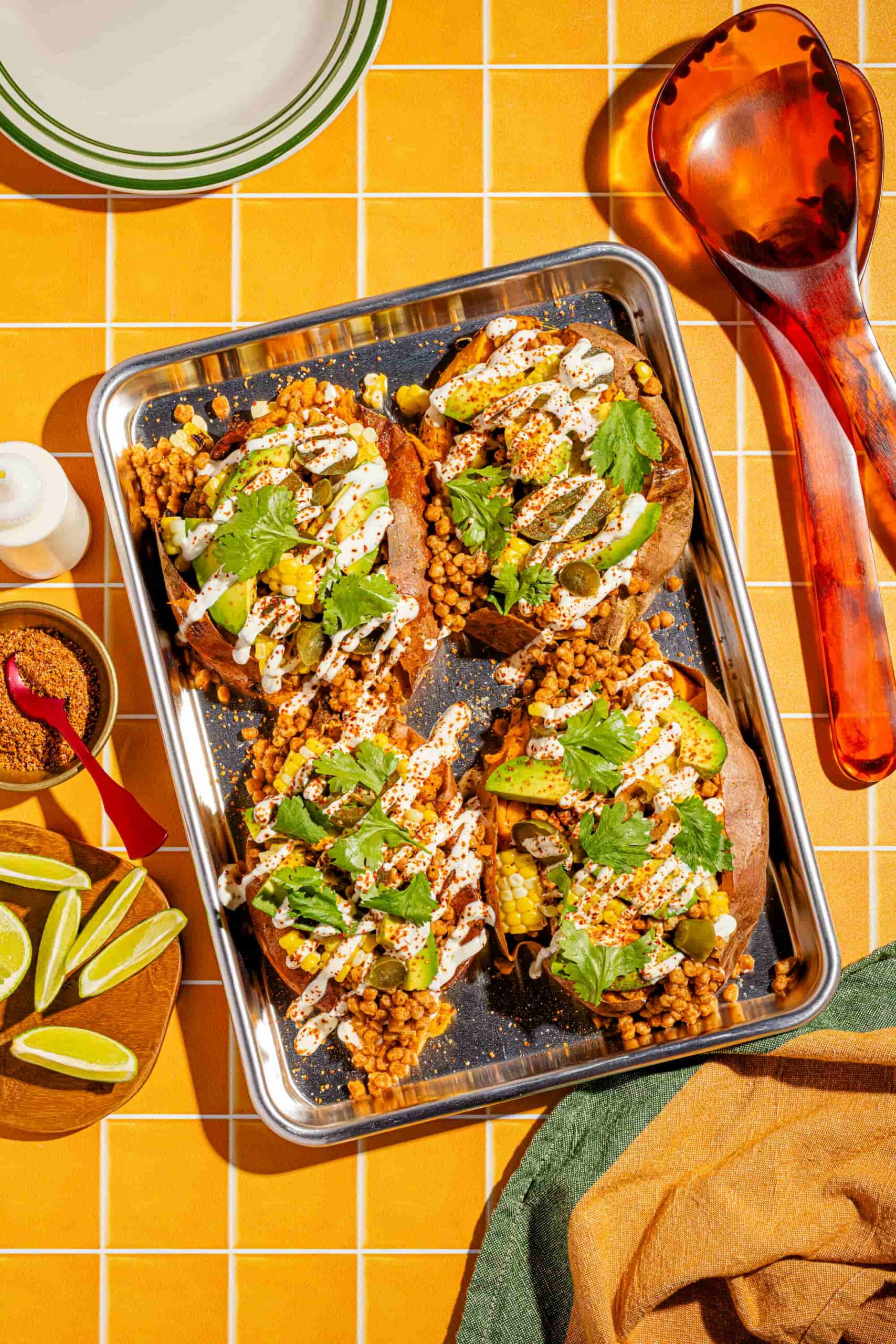 Patates douces farcies à la PVT mexicaine garnies d'avocat et de crème sure à la lime